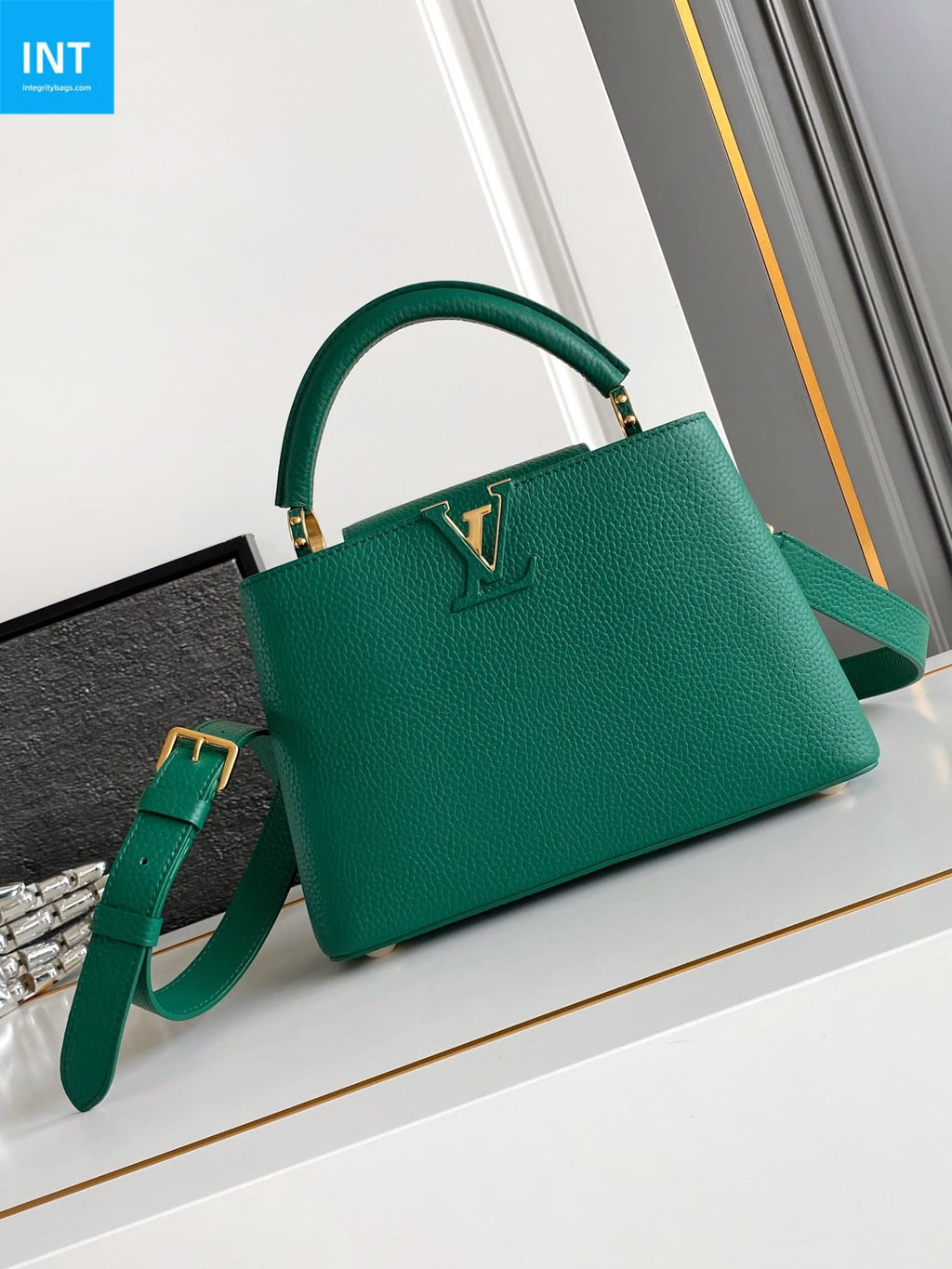 Louis Vuitton M24739 Capucines BB