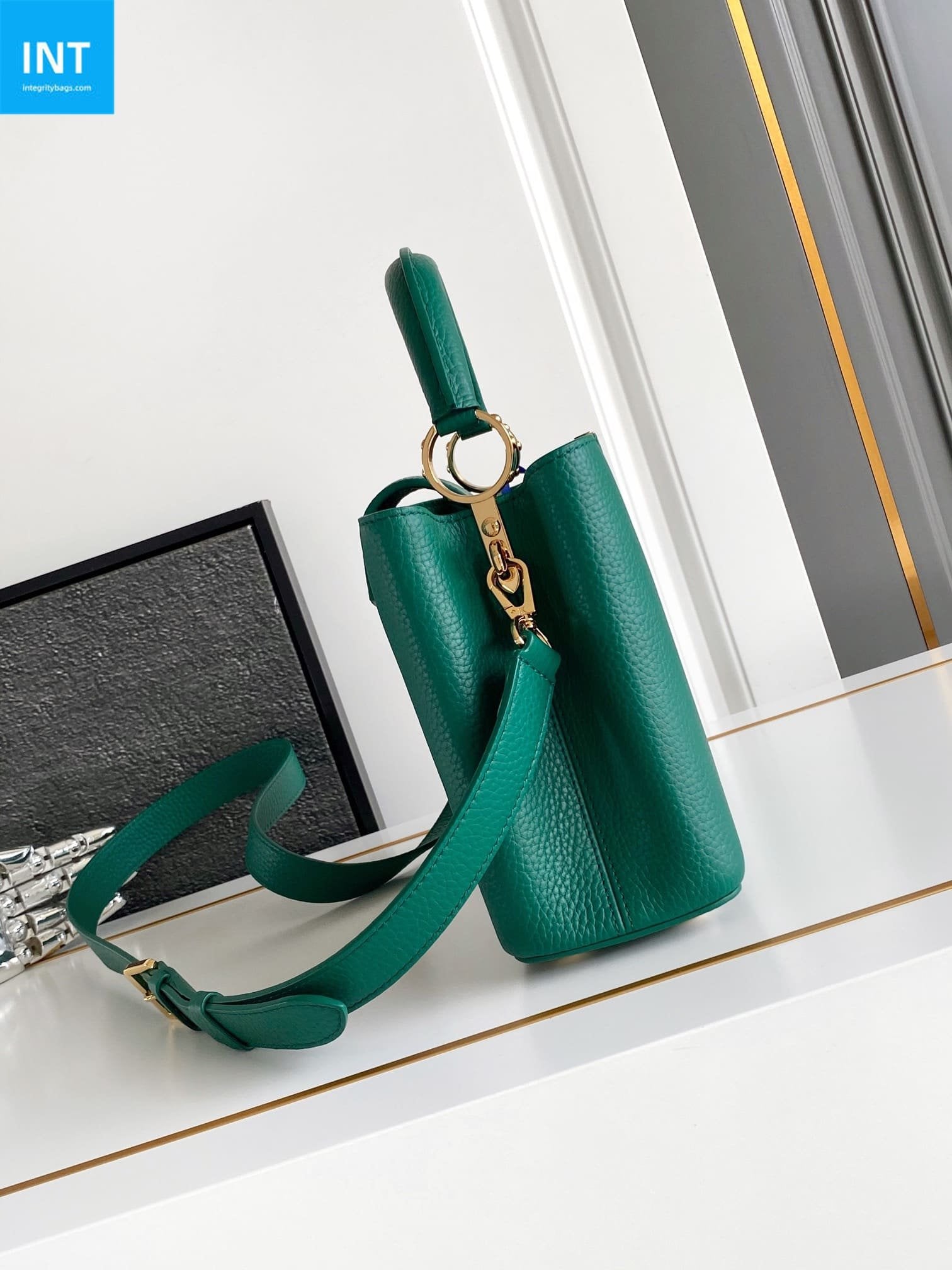 Louis Vuitton M24739 Capucines BB