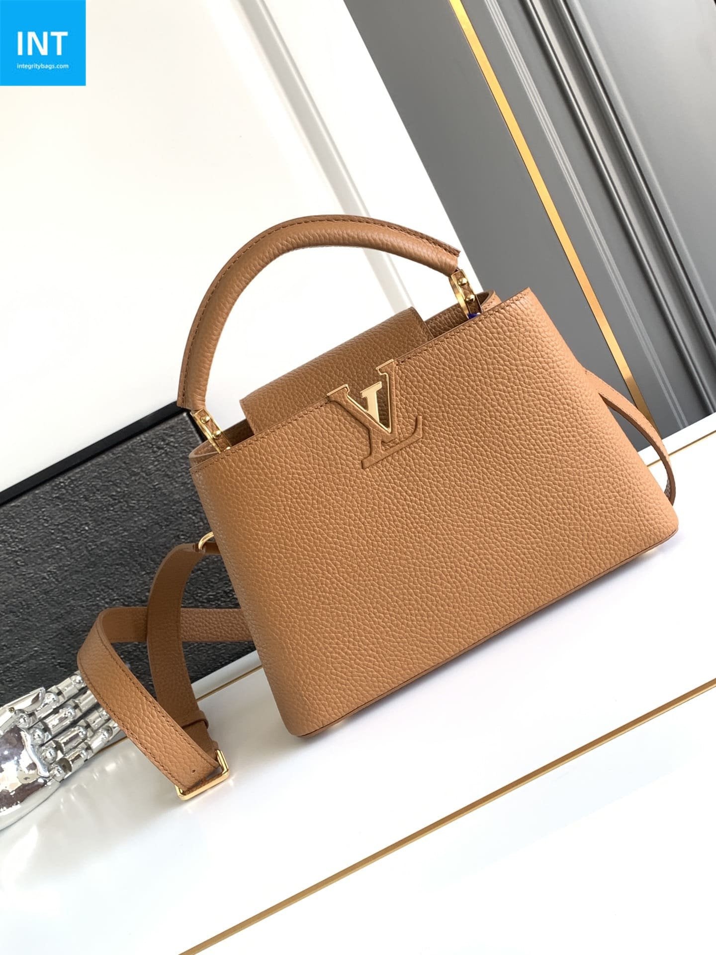 Louis Vuitton M25089 Capucines BB