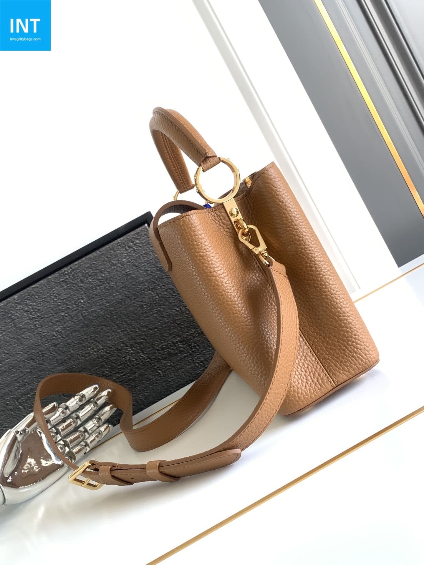 Louis Vuitton M25089 Capucines BB
