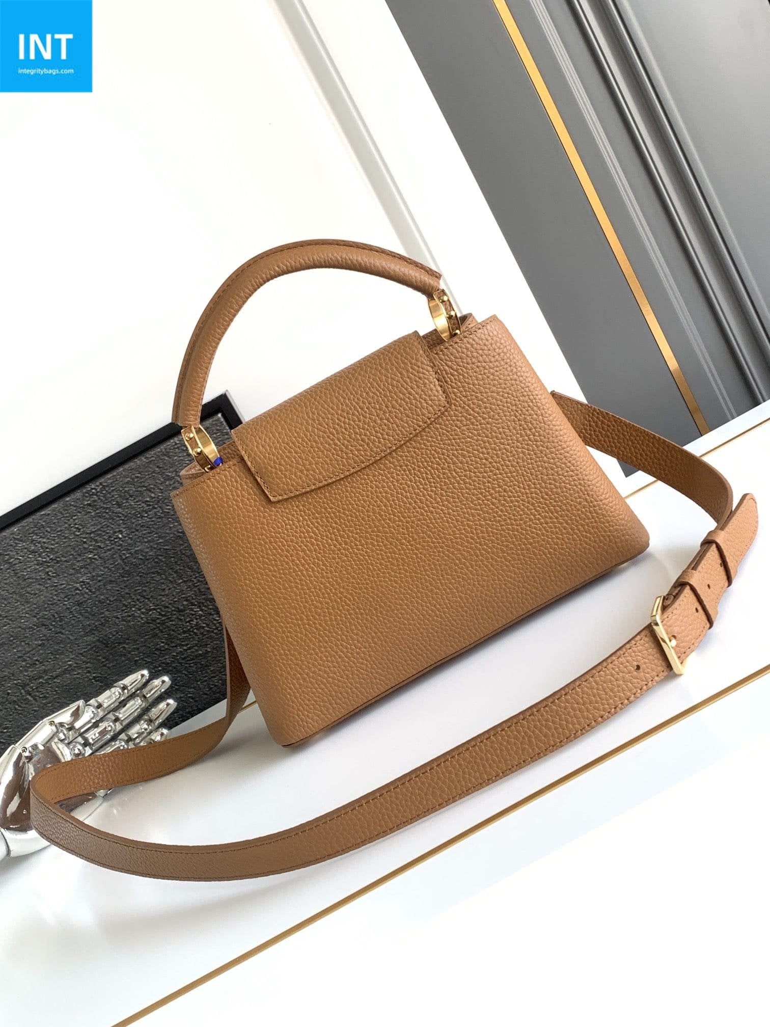 Louis Vuitton M25089 Capucines BB