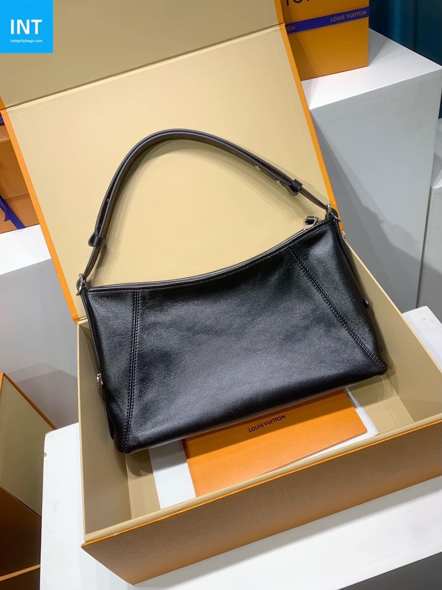 Louis Vuitton M28160 CarryAll East West