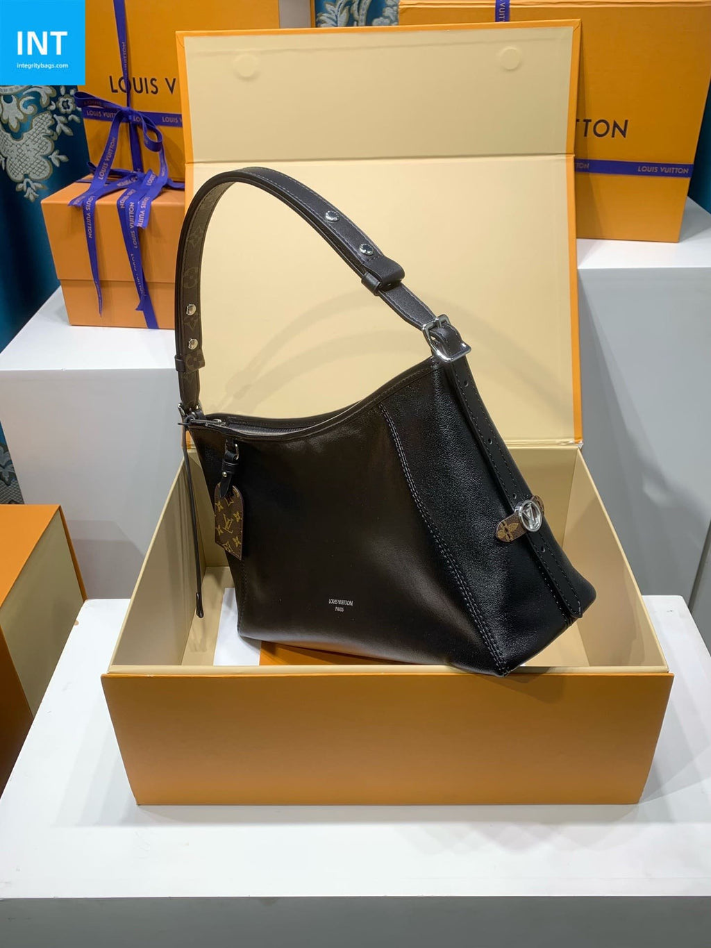 Louis Vuitton M28160 CarryAll East West