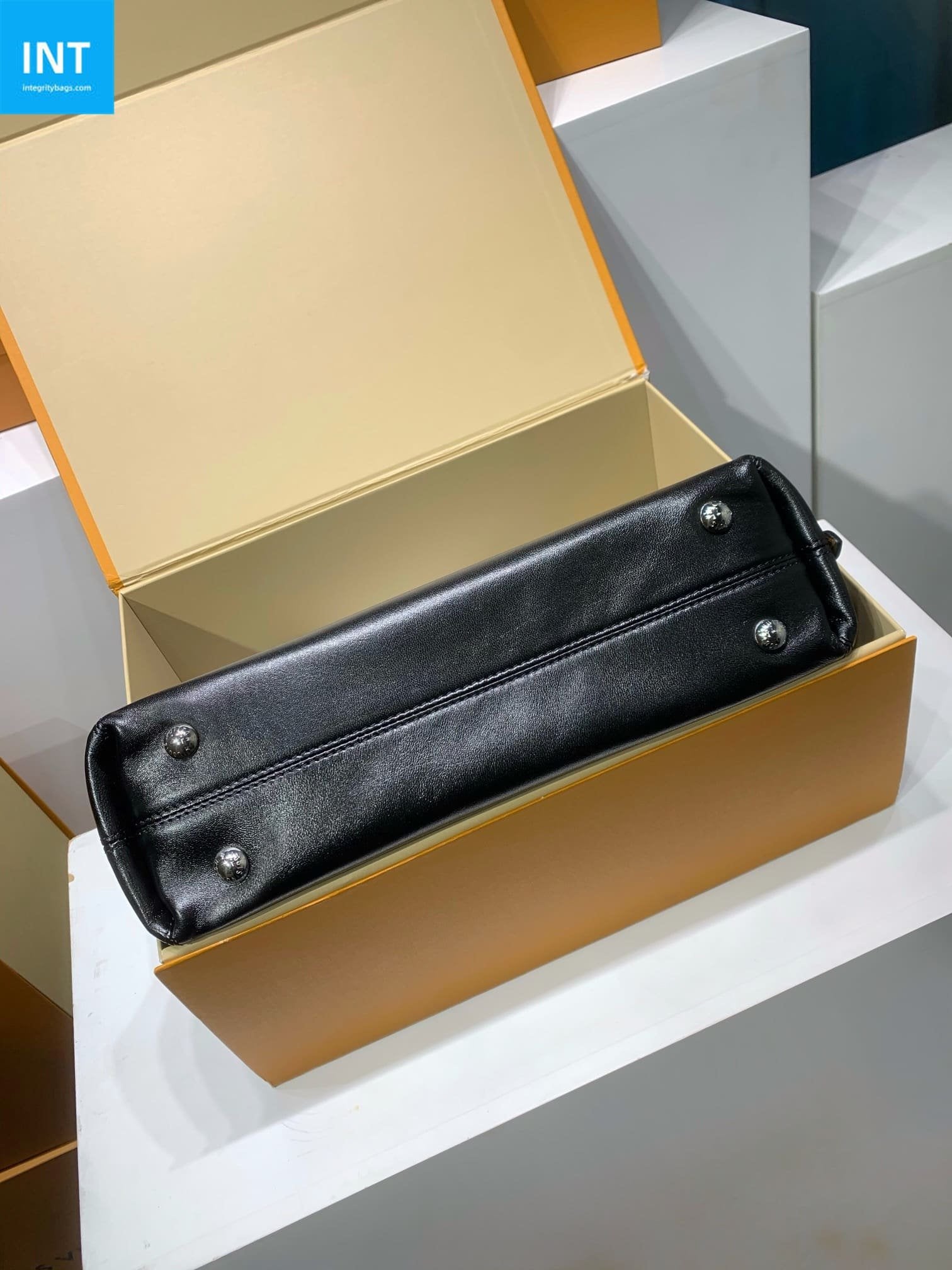 Louis Vuitton M28160 CarryAll East West