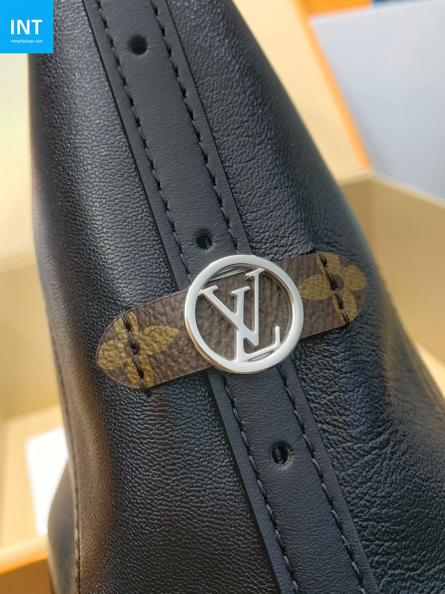 Louis Vuitton M28160 CarryAll East West