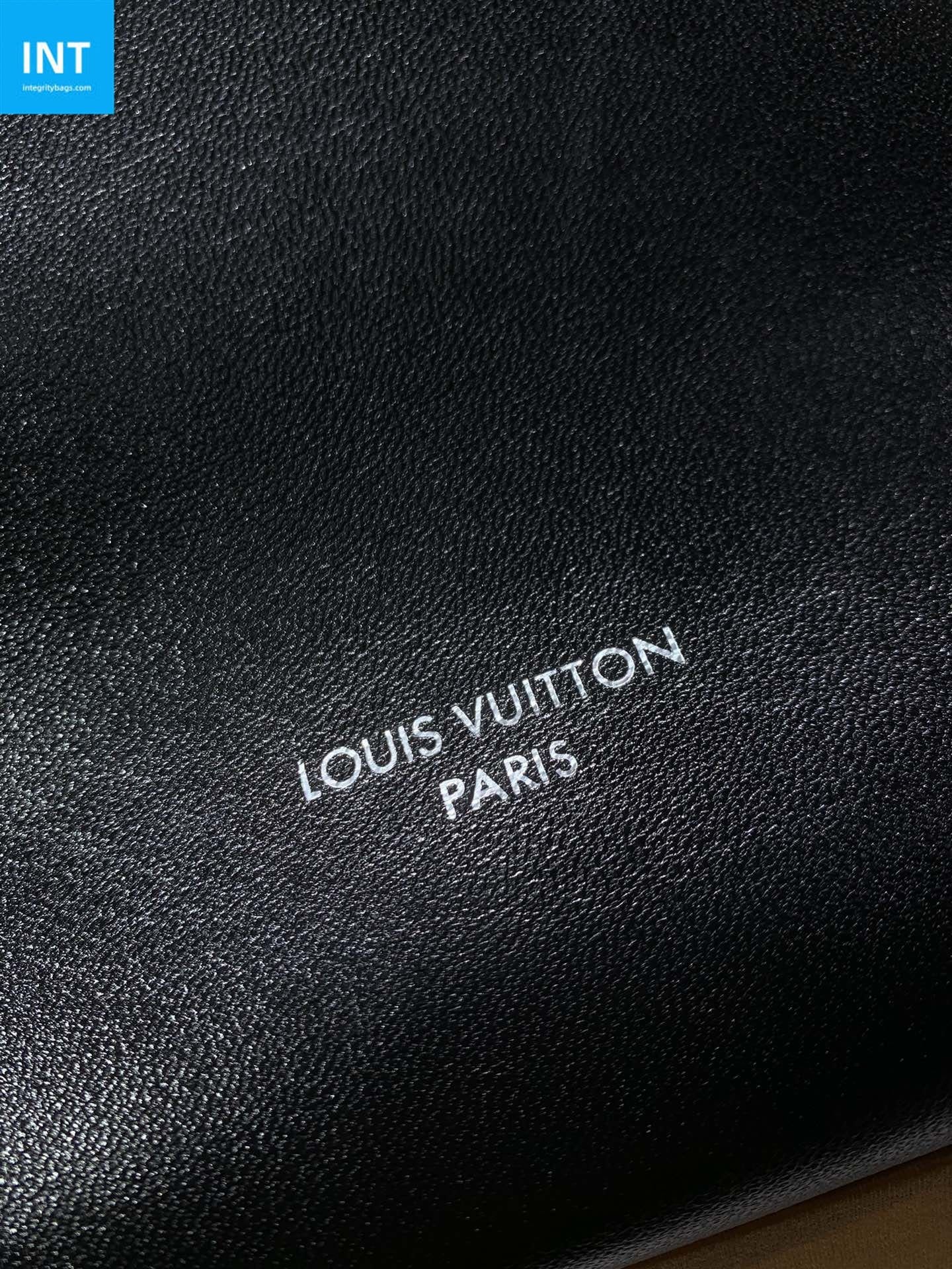 Louis Vuitton M28160 CarryAll East West