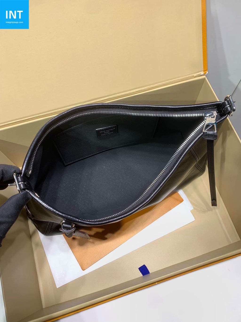 Louis Vuitton M28160 CarryAll East West