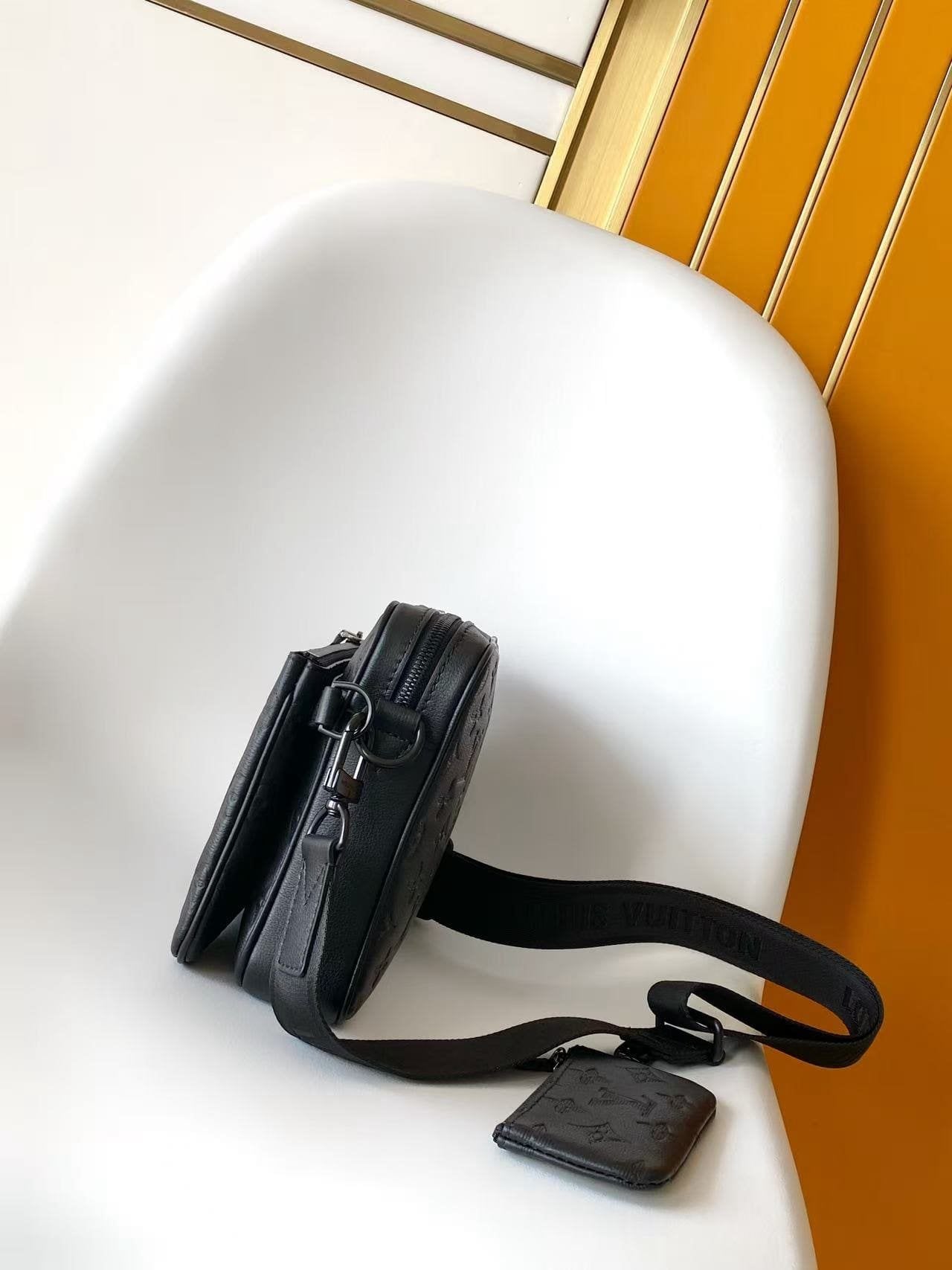 Louis Vuitton M26713 Trio Messenger