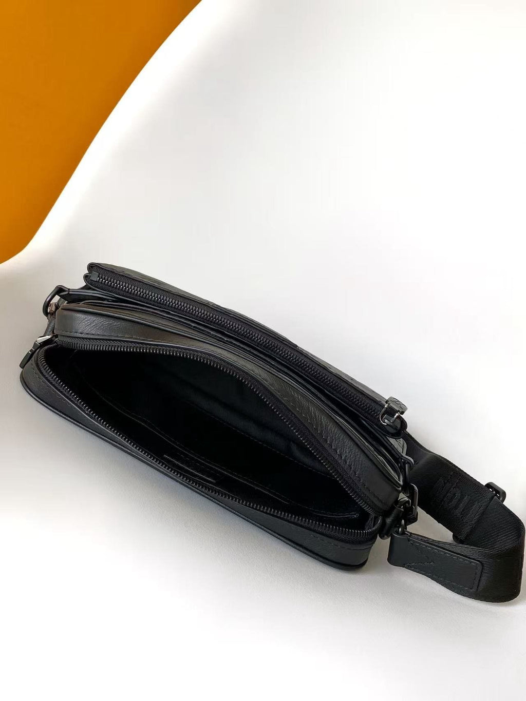 Louis Vuitton M26713 Trio Messenger