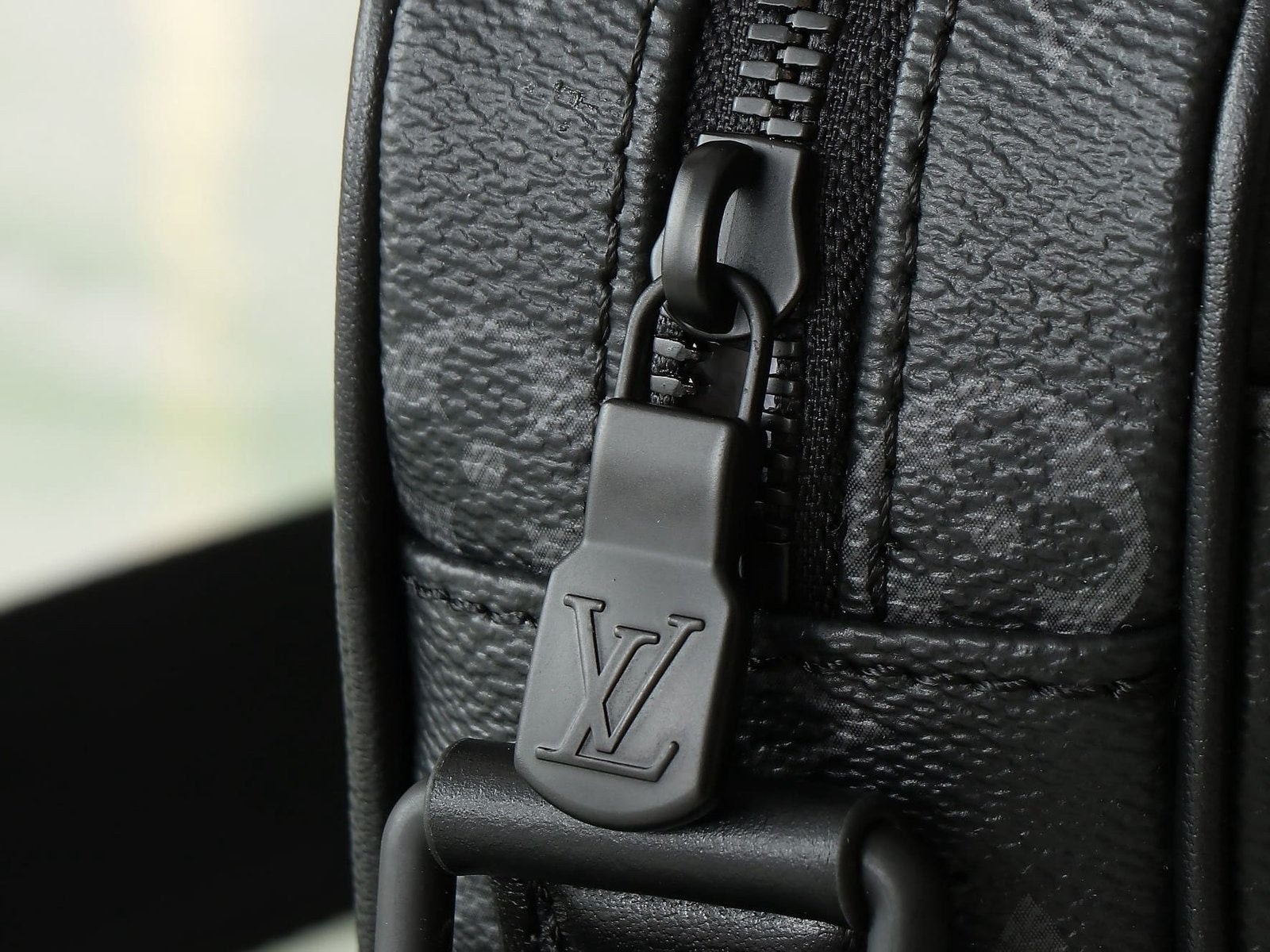 Louis Vuitton M12518 Getaway Messenger