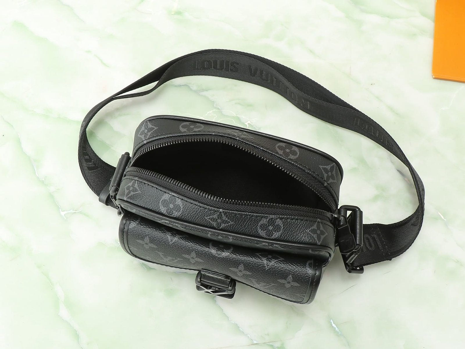 Louis Vuitton M12518 Getaway Messenger