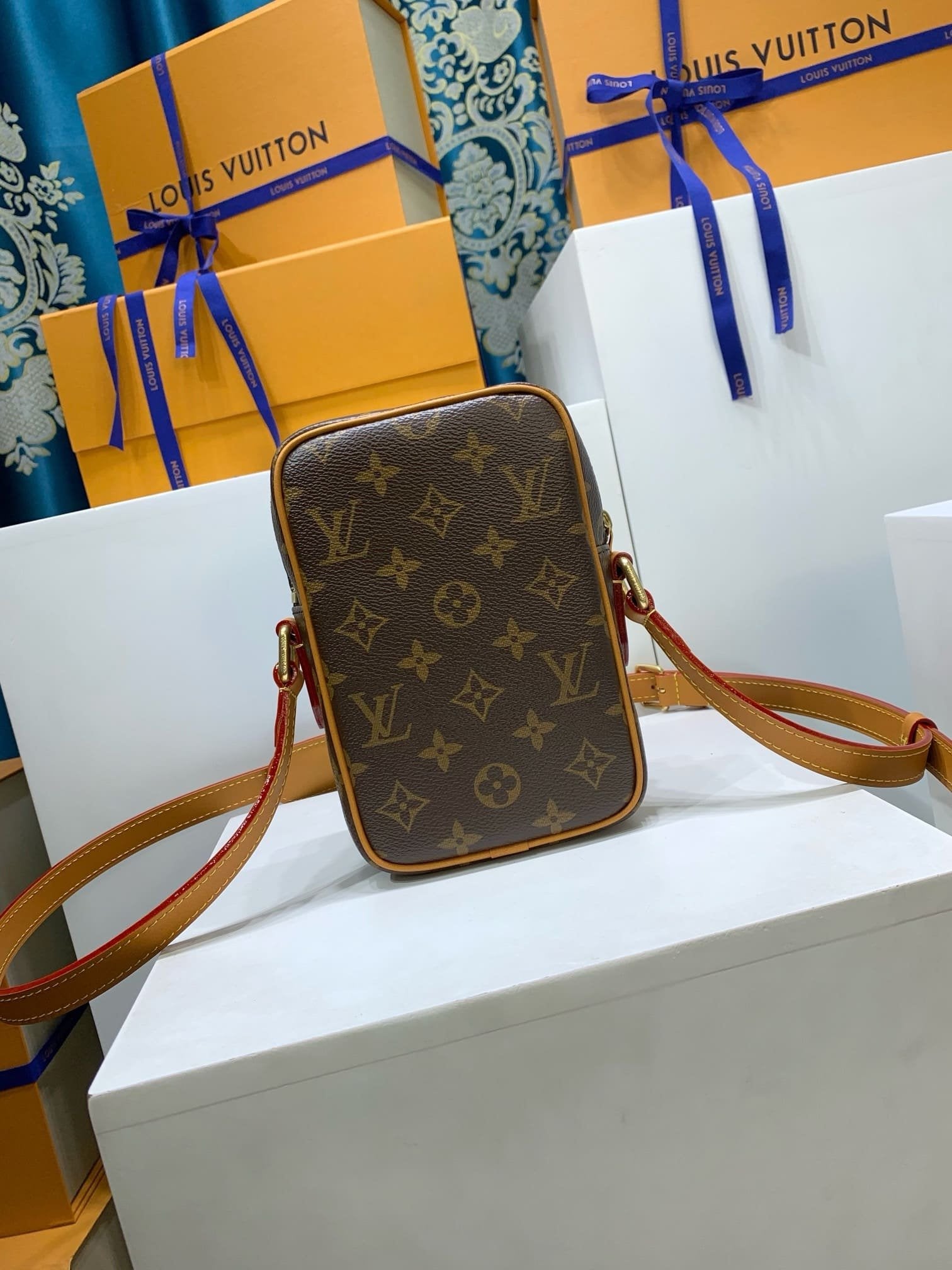 Louis Vuitton M14014 Amazone