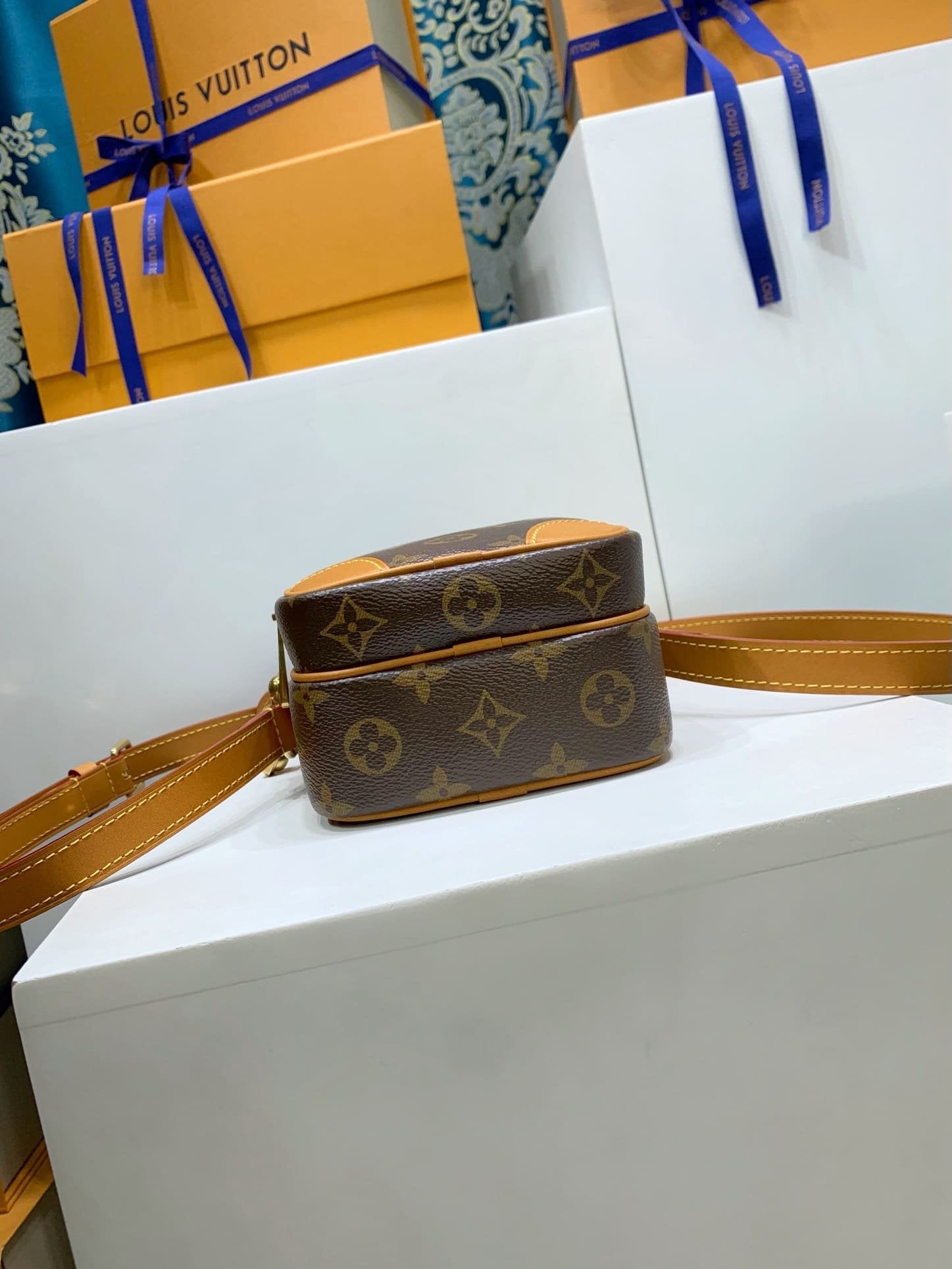 Louis Vuitton M14014 Amazone