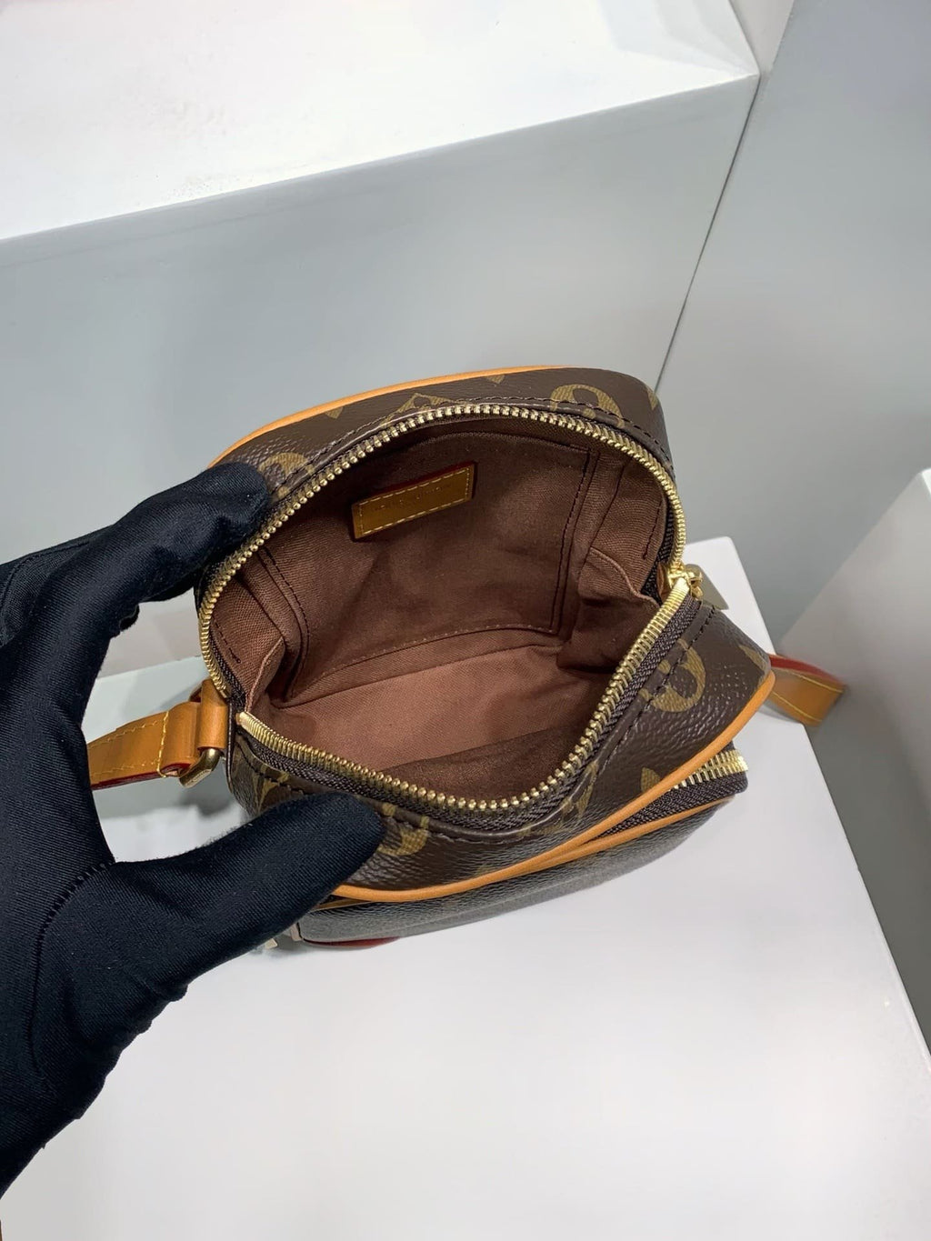 Louis Vuitton M14014 Amazone
