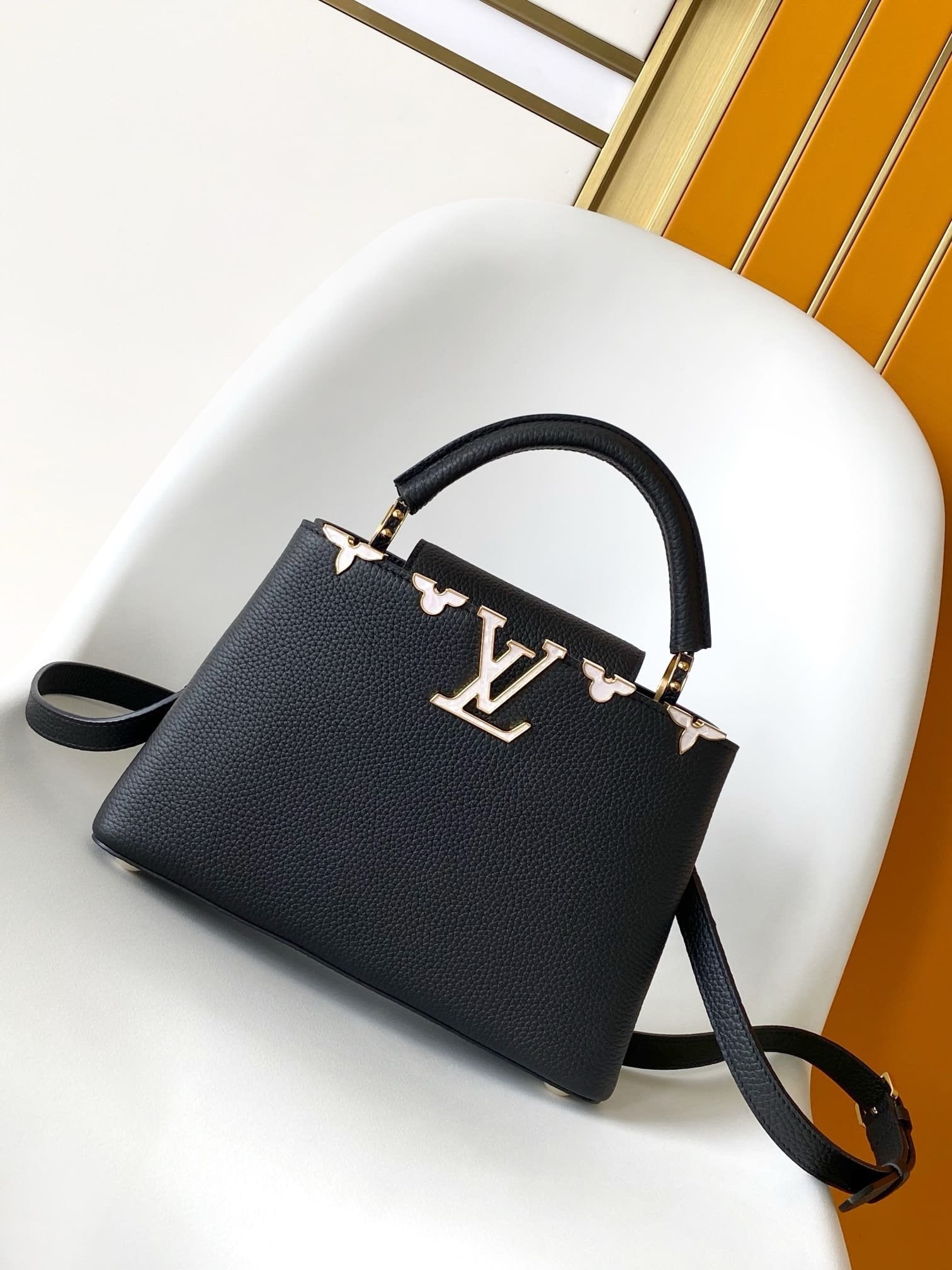 Louis Vuitton M11349 Capucines MM