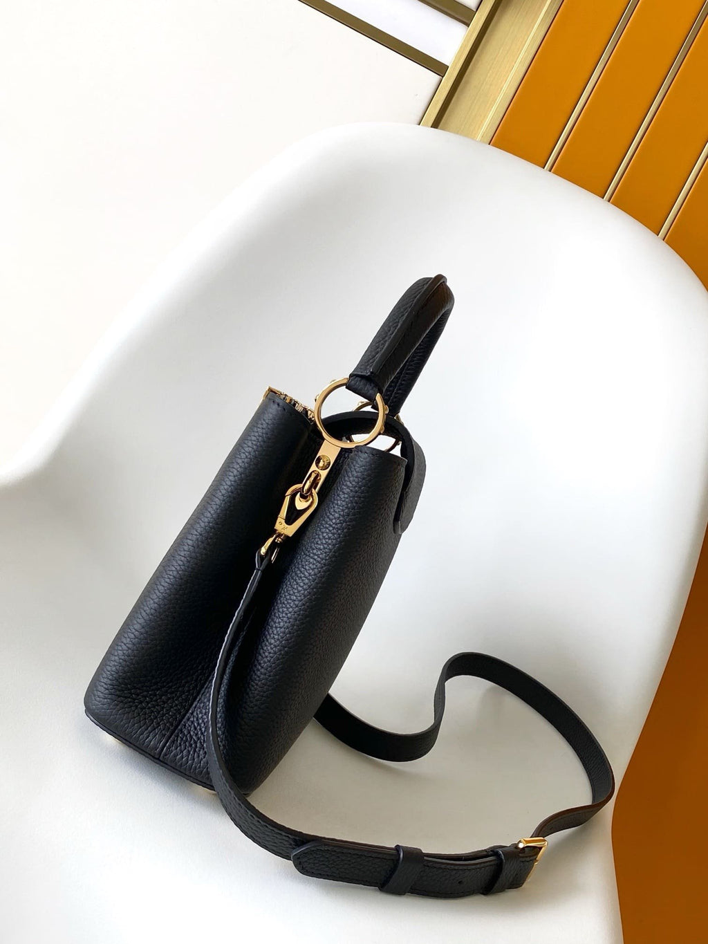 Louis Vuitton M11349 Capucines MM