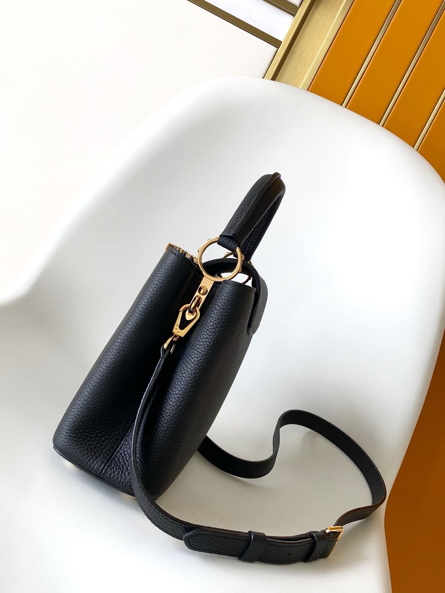 Louis Vuitton M11349 Capucines MM