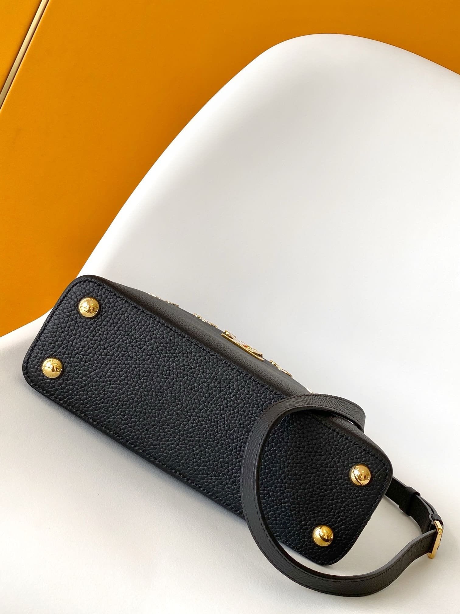 Louis Vuitton M11349 Capucines MM