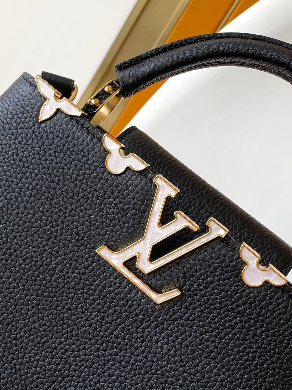 Louis Vuitton M11349 Capucines MM