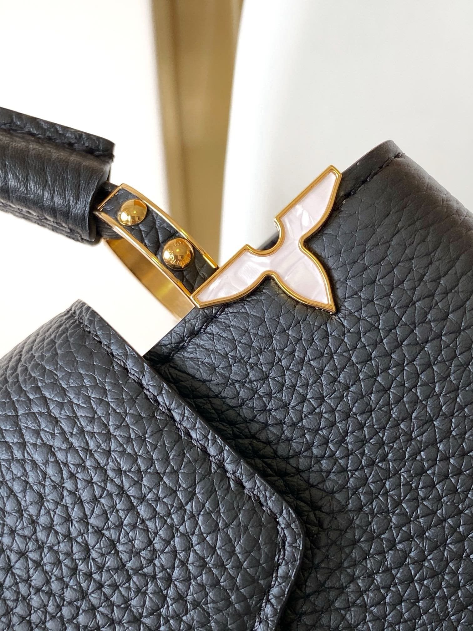 Louis Vuitton M11349 Capucines MM
