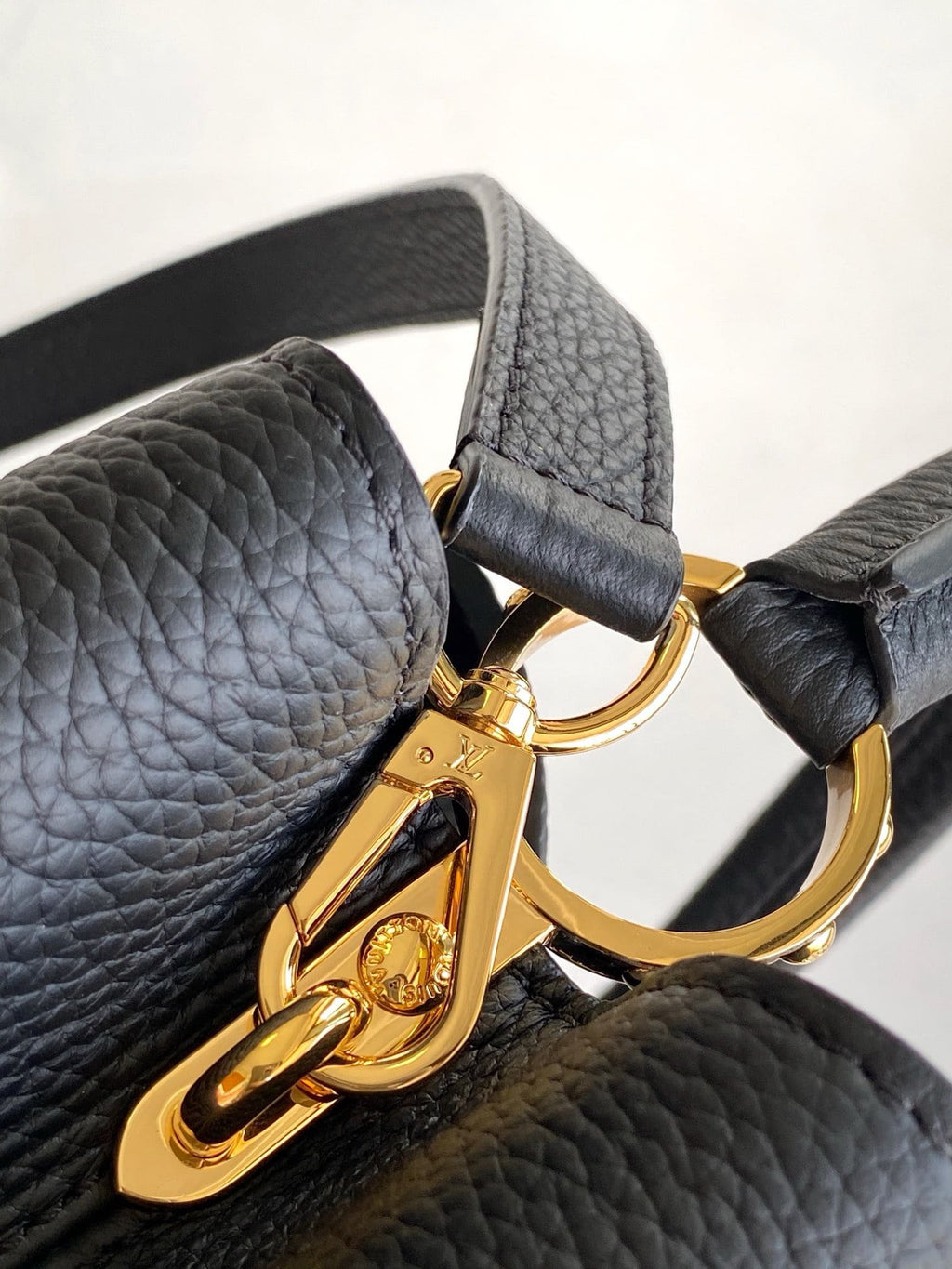 Louis Vuitton M11349 Capucines MM