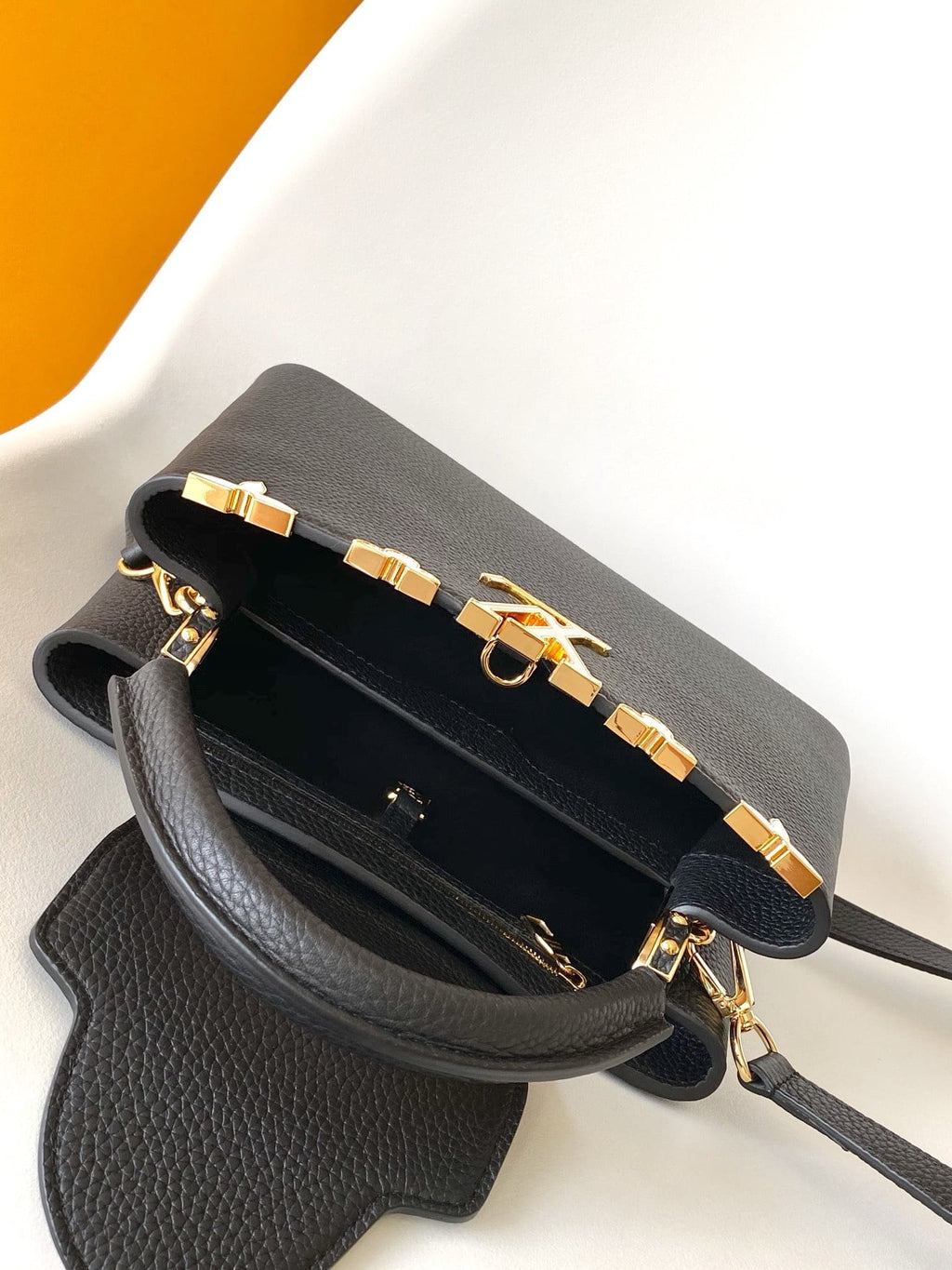 Louis Vuitton M11349 Capucines MM
