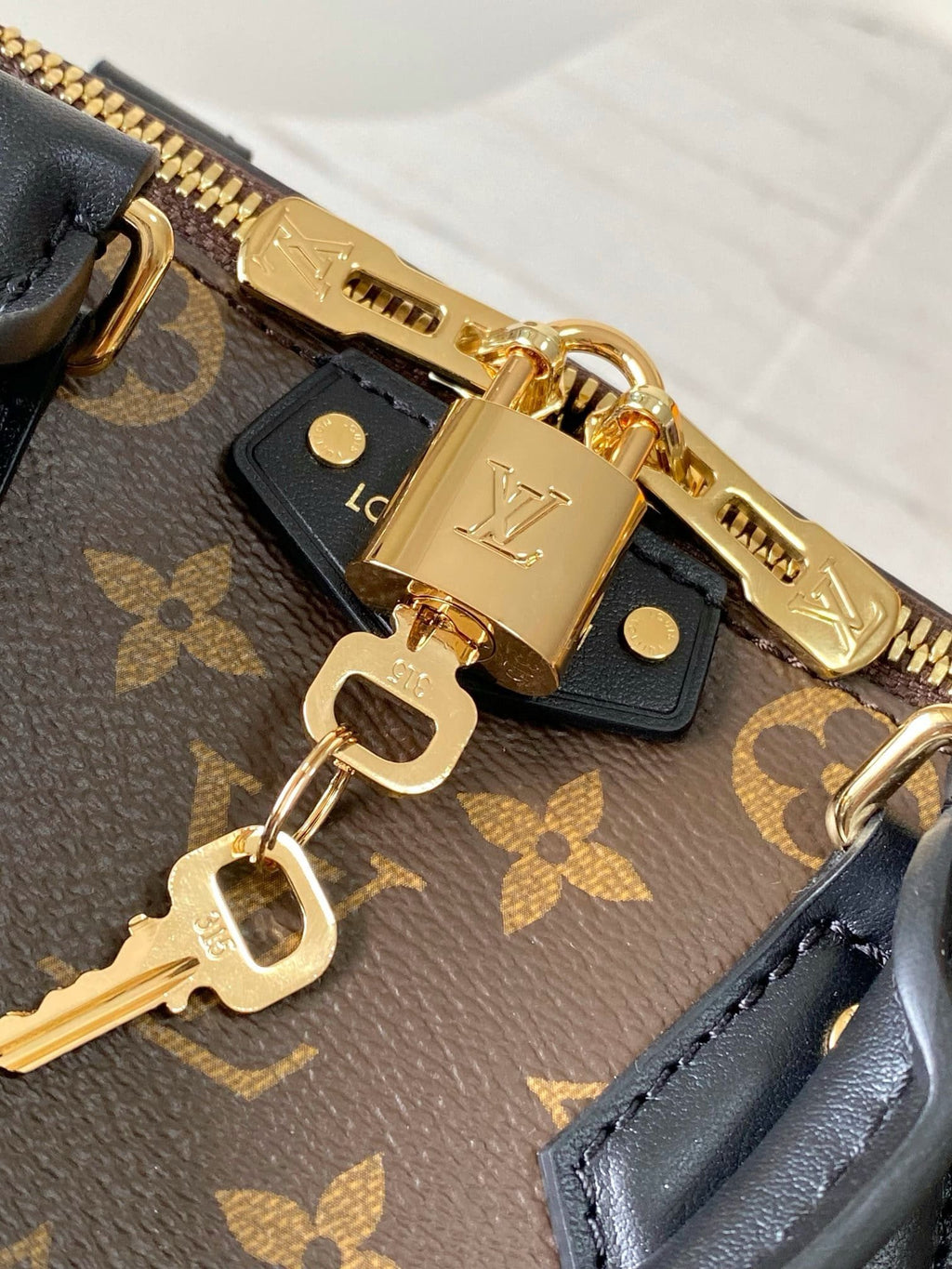 Louis Vuitton M26181 Speedy Trunk 25