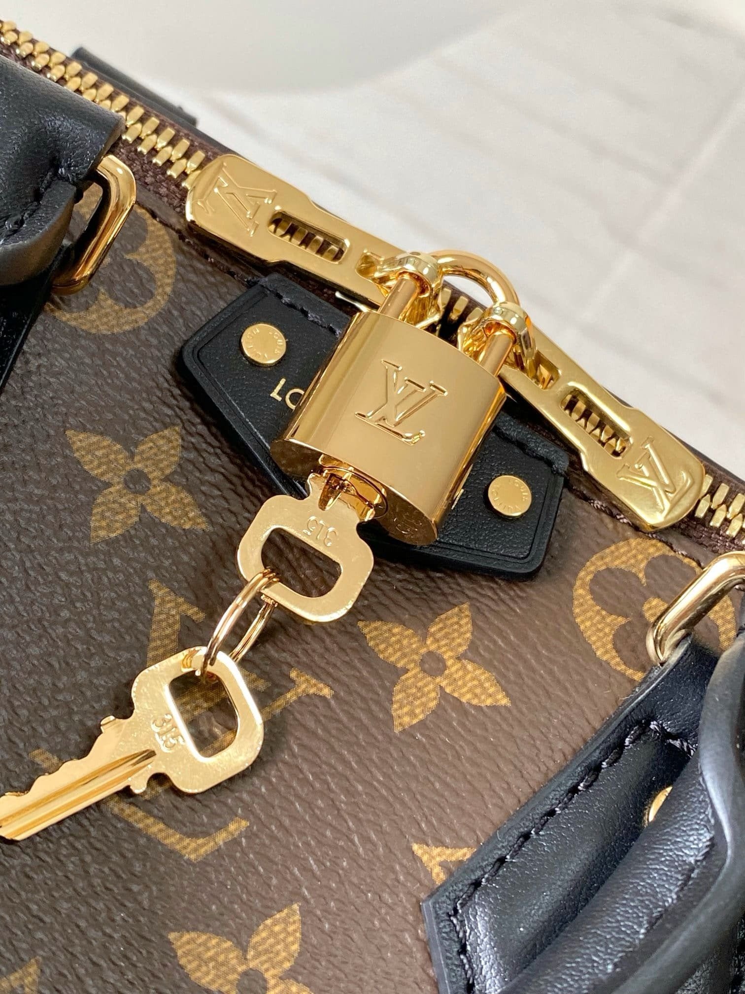 Louis Vuitton M26181 Speedy Trunk 25