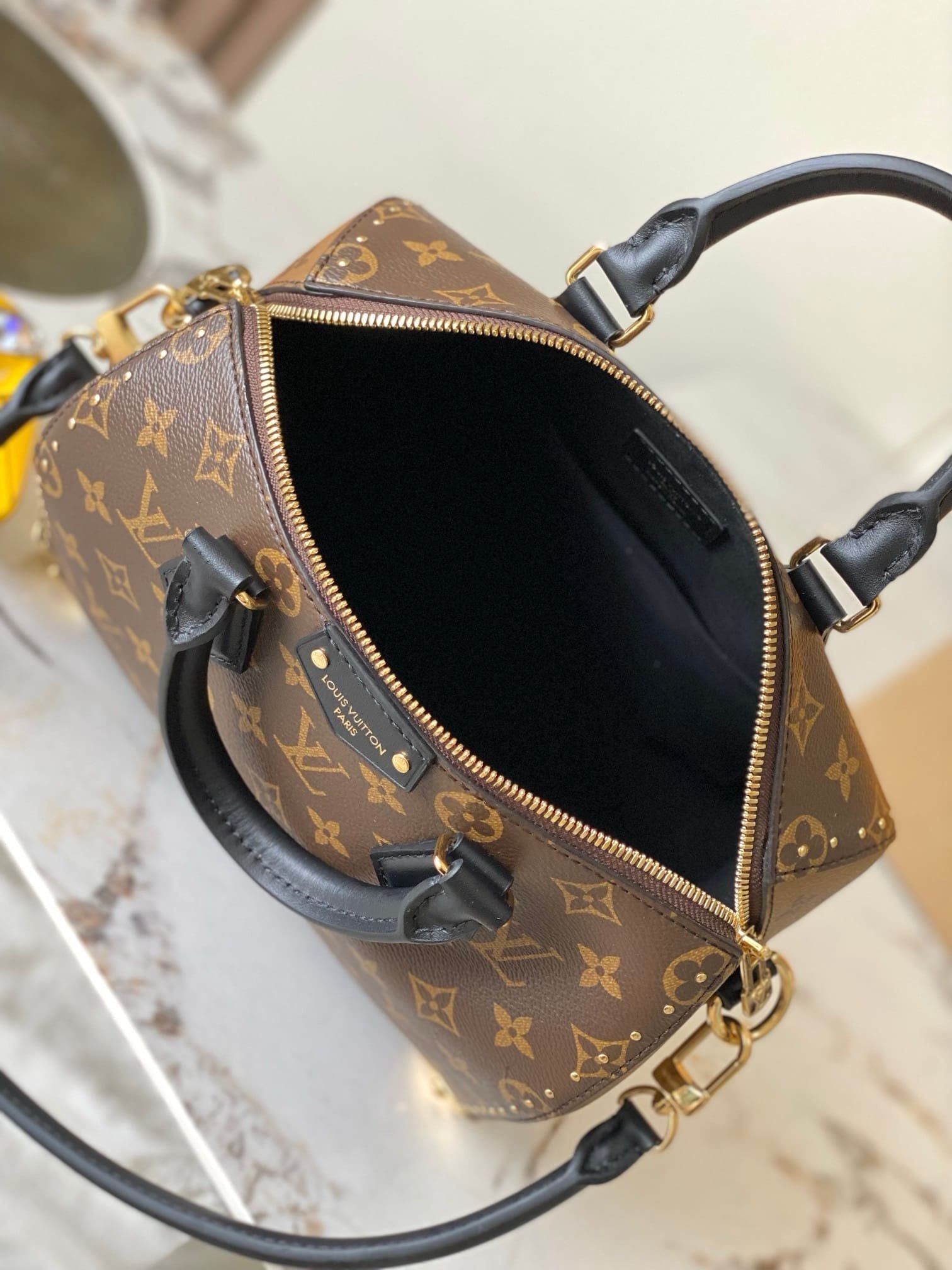Louis Vuitton M26181 Speedy Trunk 25