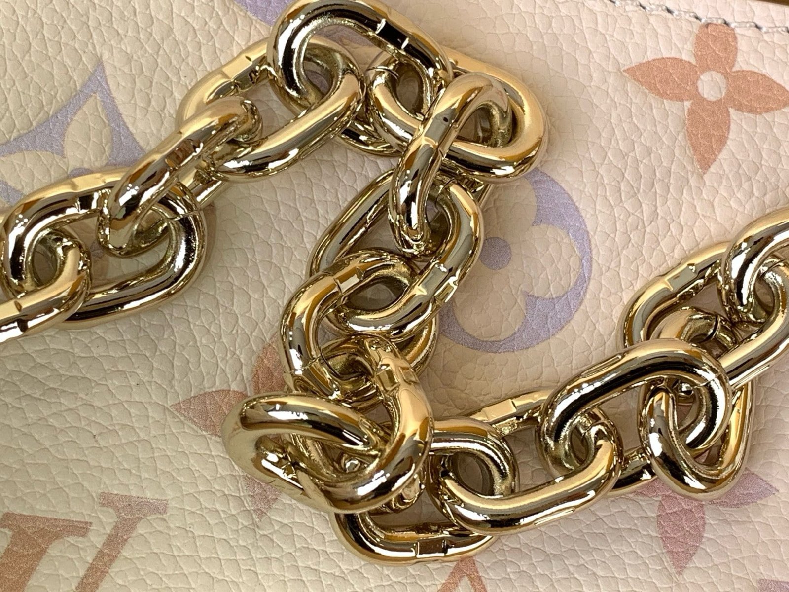 Louis Vuitton M25682 Pochette Métis East West