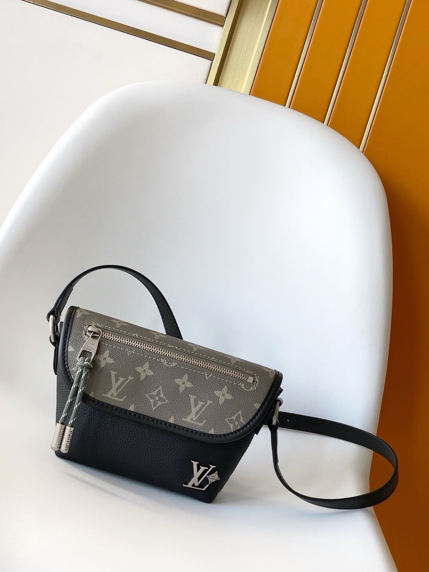 Louis Vuitton M12618 Pulse Wearable Wallet