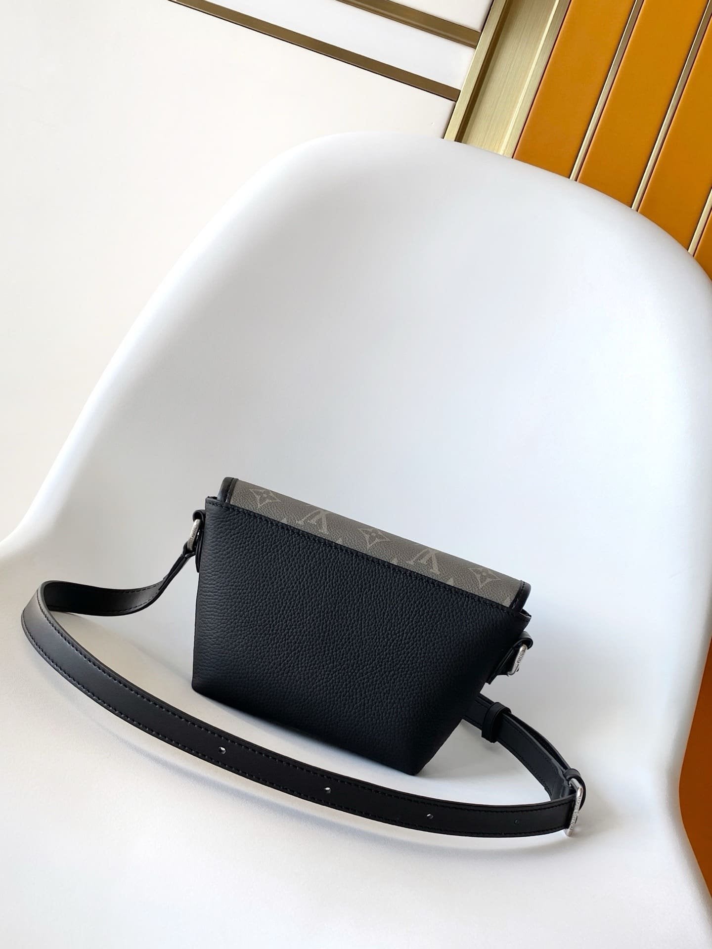 Louis Vuitton M12618 Pulse Wearable Wallet