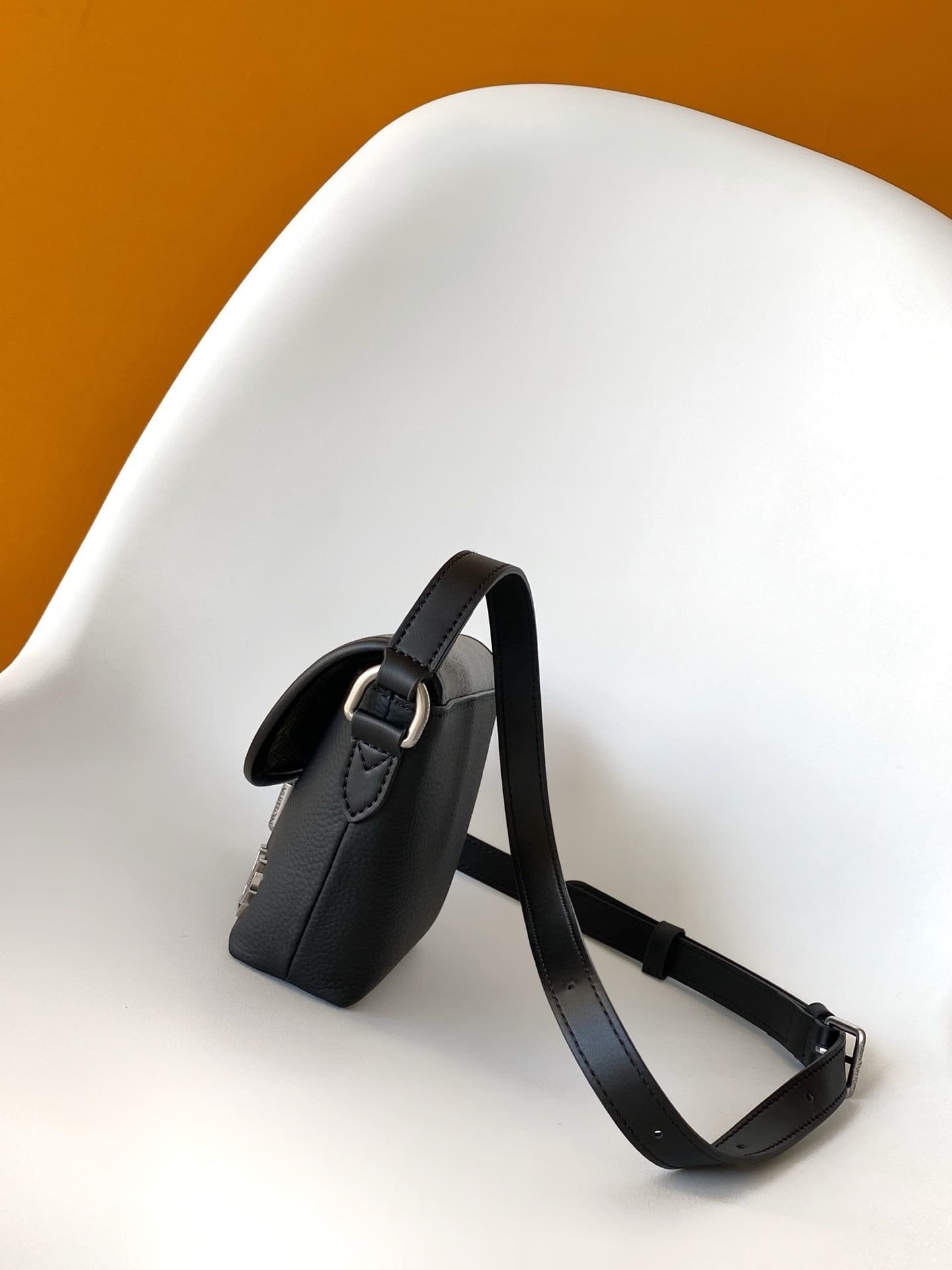 Louis Vuitton M12618 Pulse Wearable Wallet
