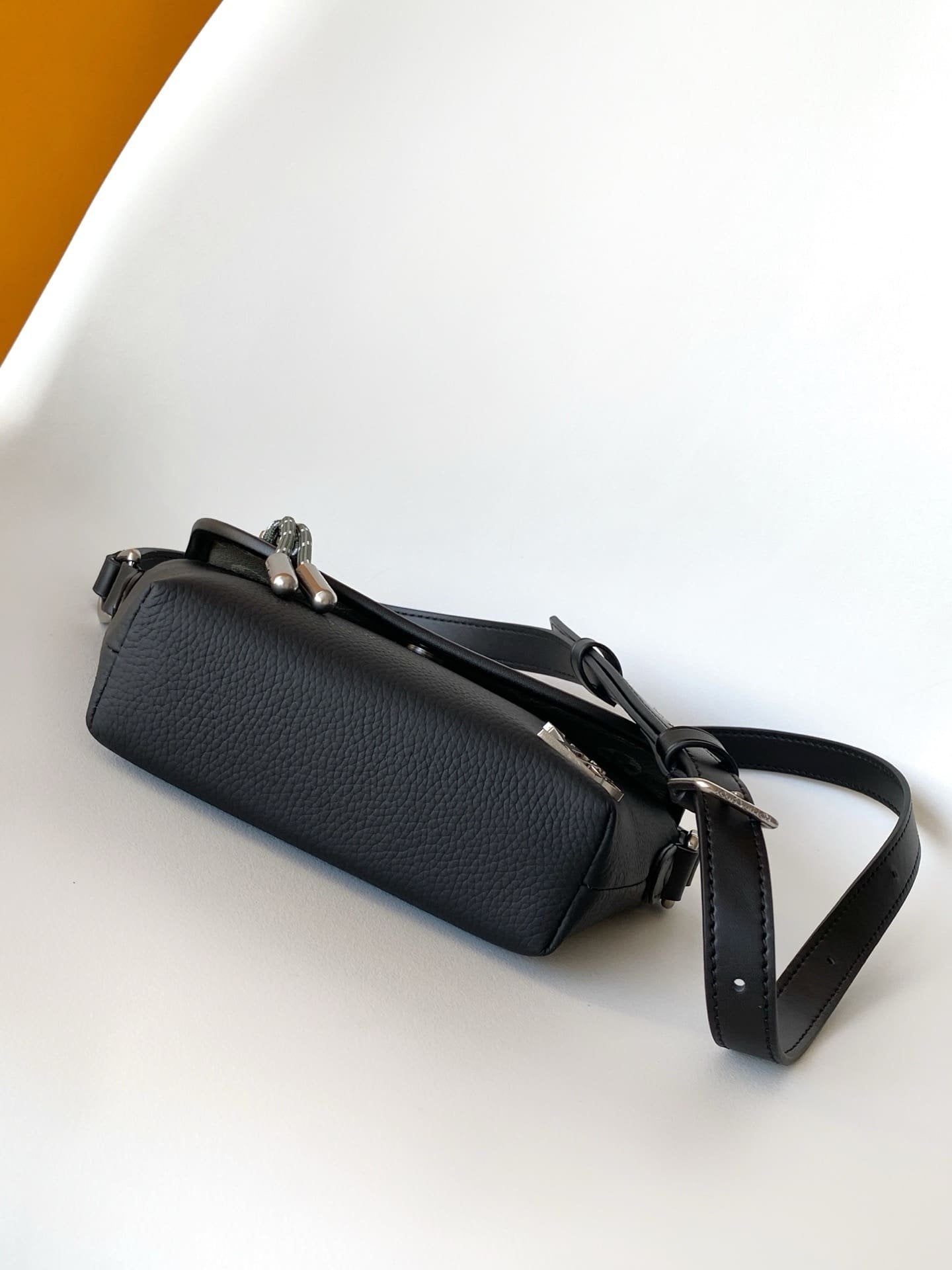 Louis Vuitton M12618 Pulse Wearable Wallet