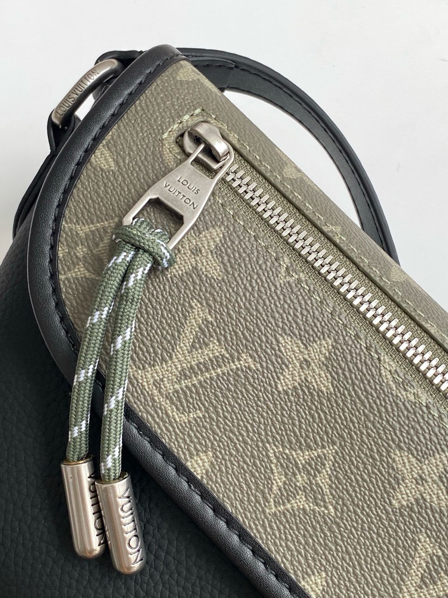 Louis Vuitton M12618 Pulse Wearable Wallet