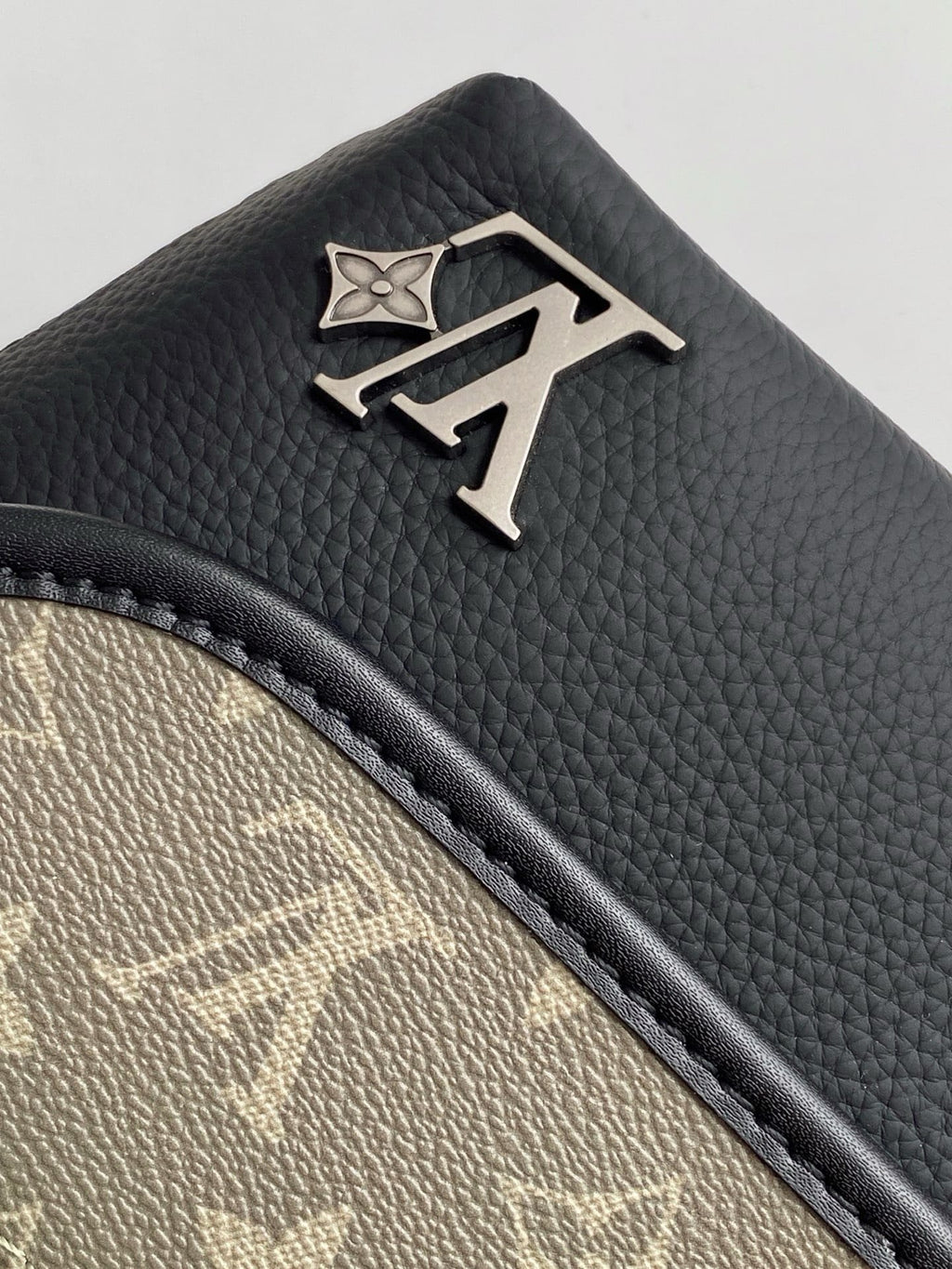 Louis Vuitton M12618 Pulse Wearable Wallet