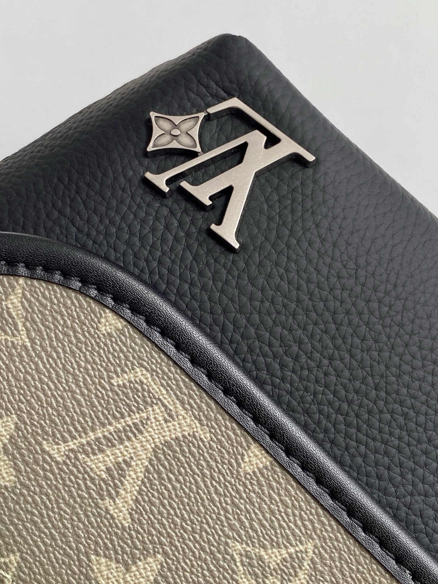 Louis Vuitton M12618 Pulse Wearable Wallet