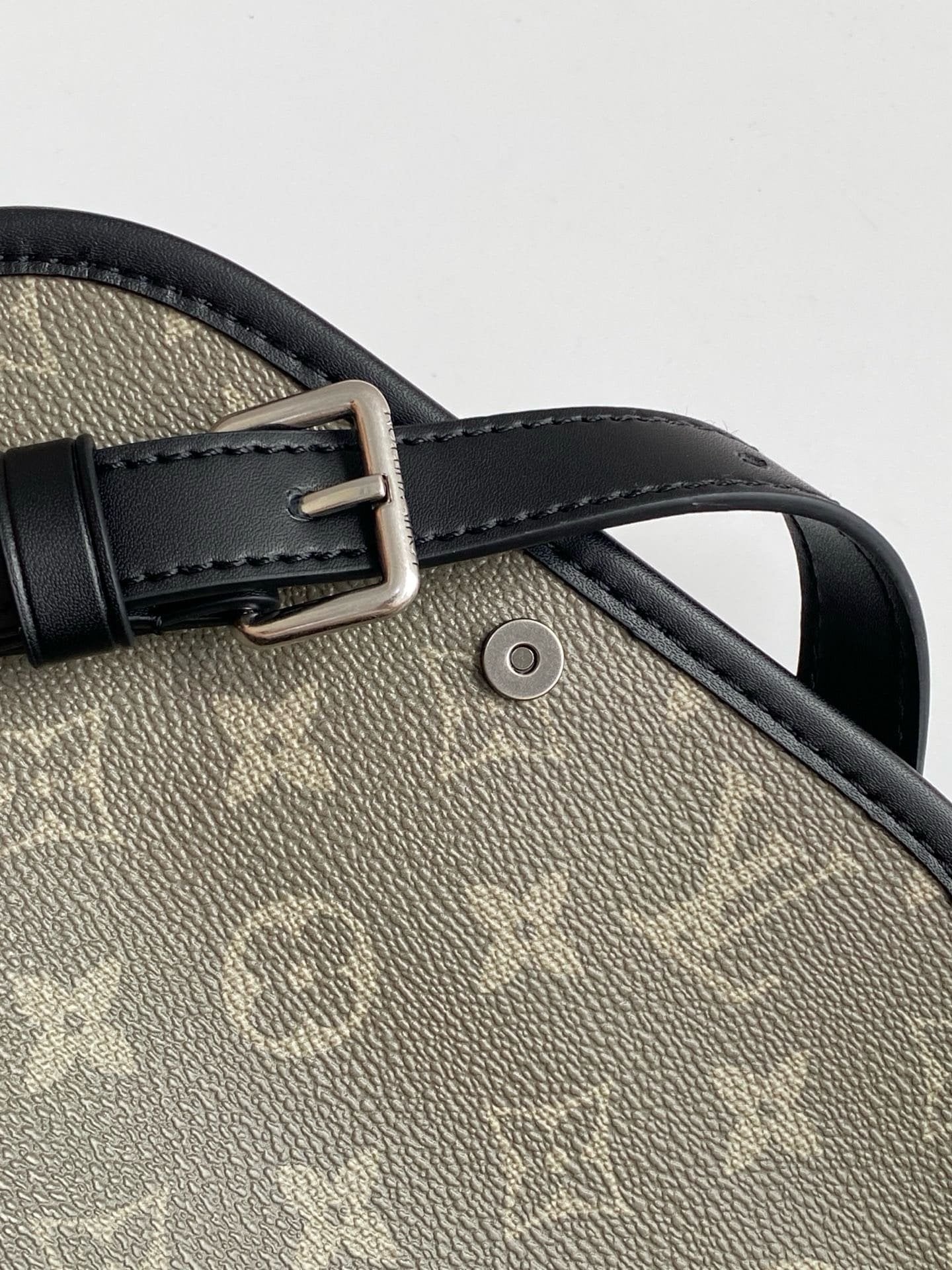Louis Vuitton M12618 Pulse Wearable Wallet