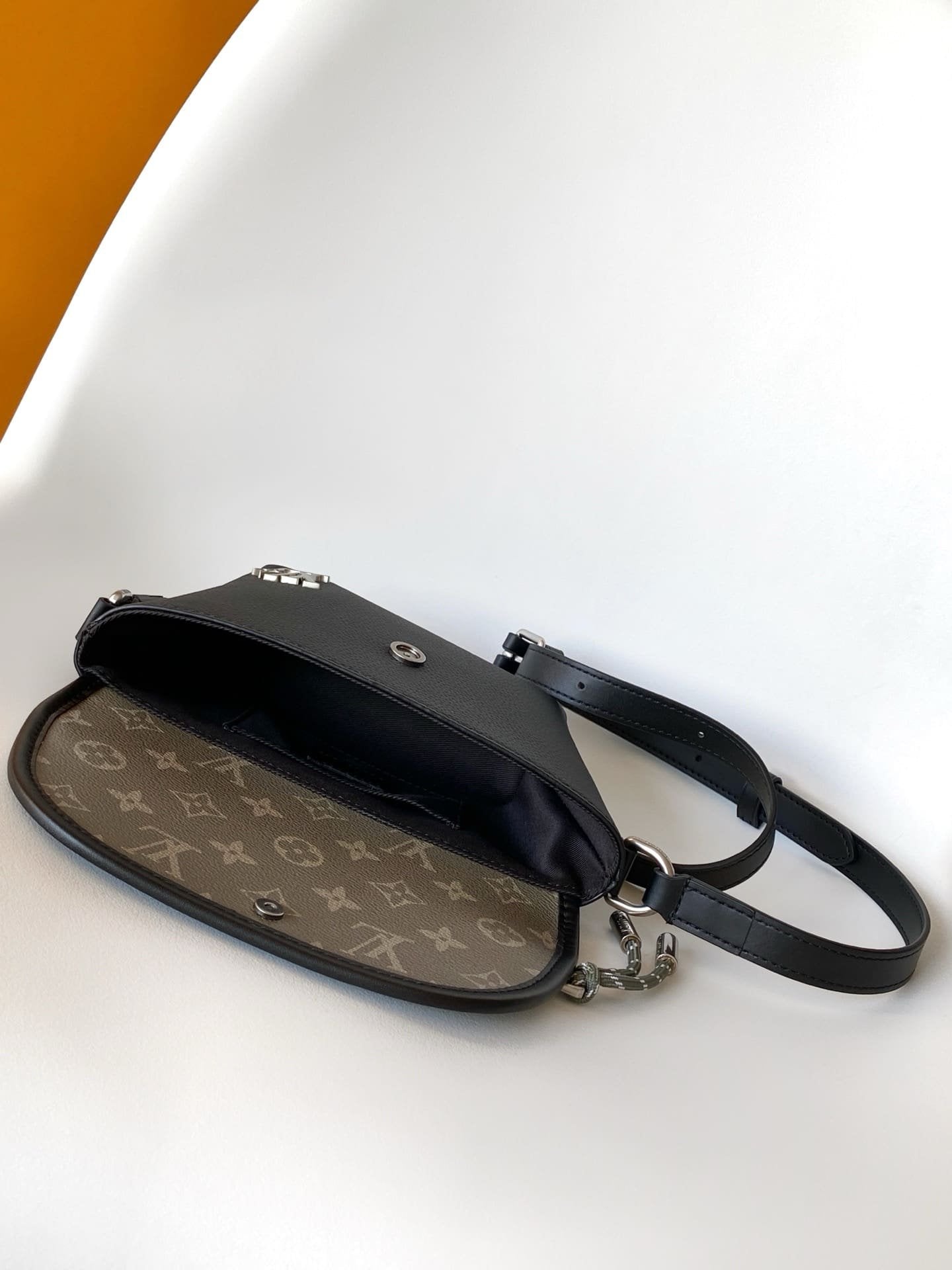 Louis Vuitton M12618 Pulse Wearable Wallet