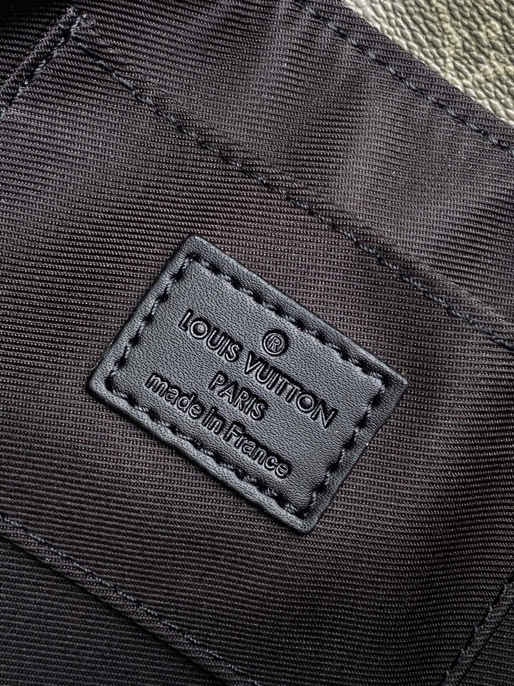 Louis Vuitton M12618 Pulse Wearable Wallet