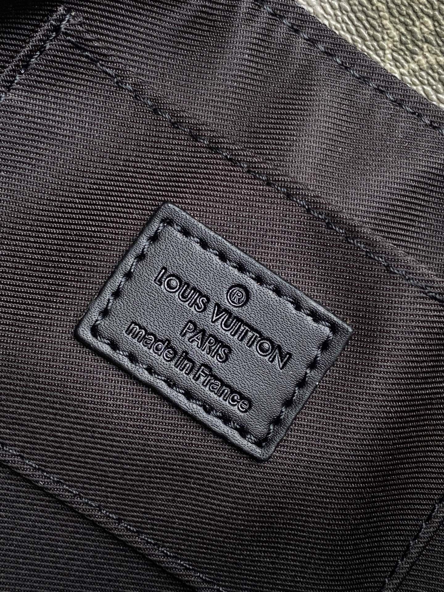 Louis Vuitton M12618 Pulse Wearable Wallet