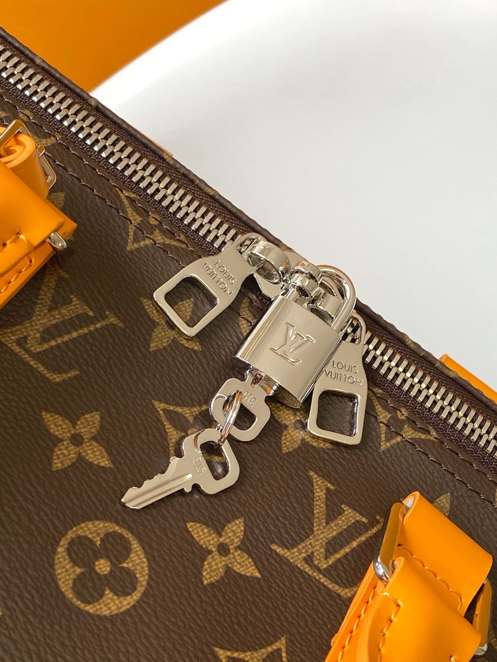 Louis Vuitton M12634 Keepall Bandoulière 50