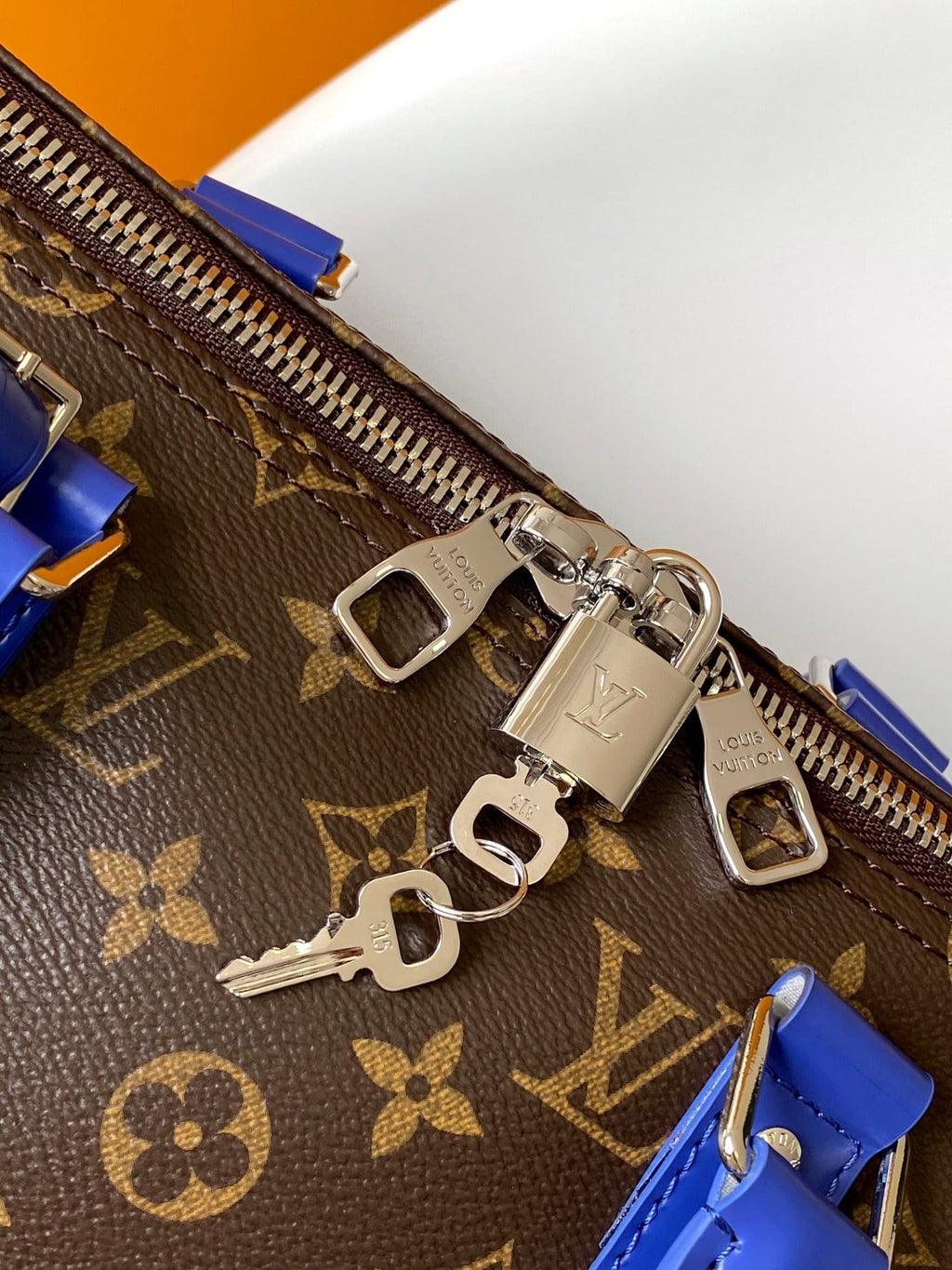 Louis Vuitton M12633 Keepall Bandoulière 50
