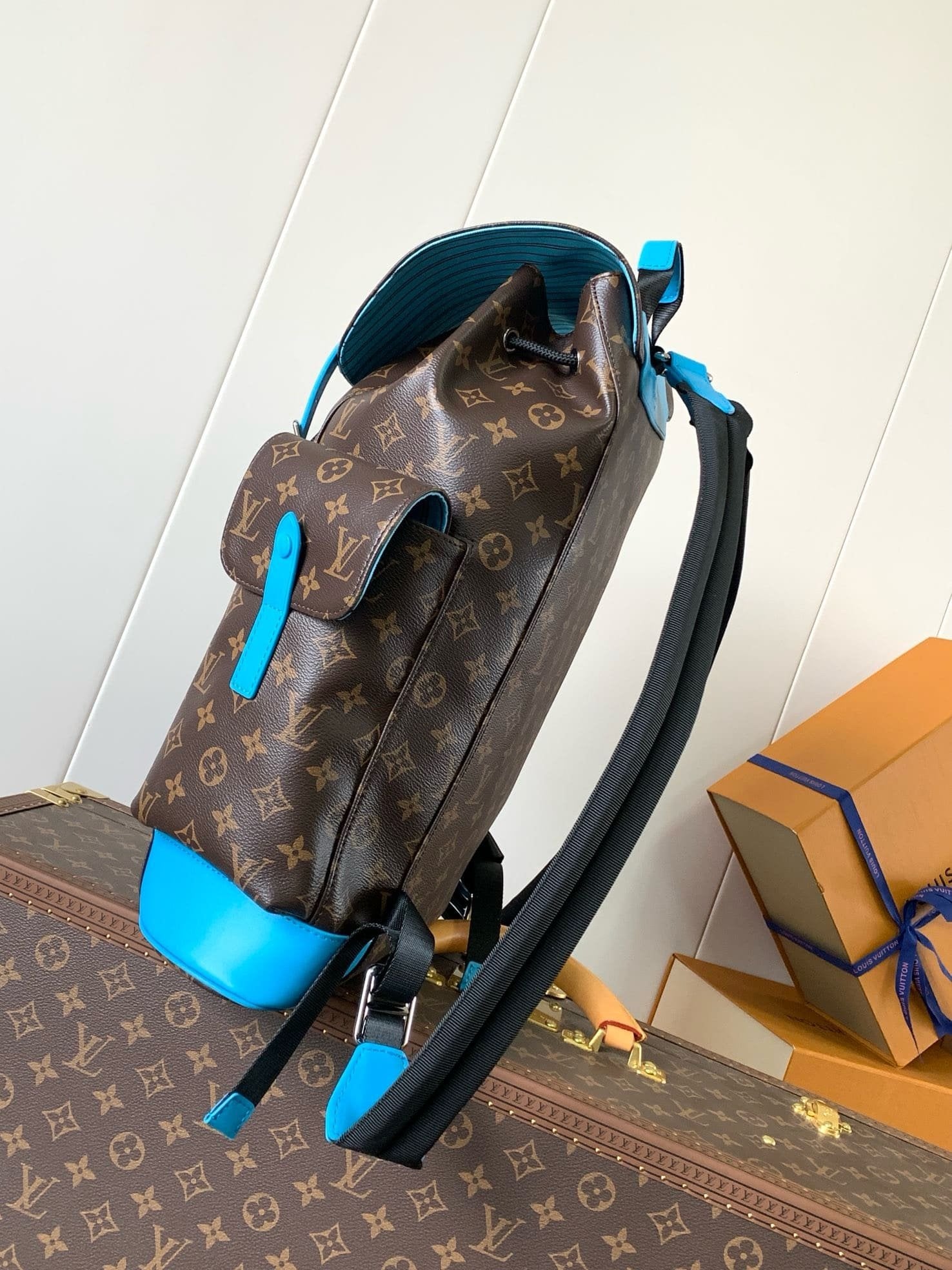 Louis Vuitton M12729 Christopher MM