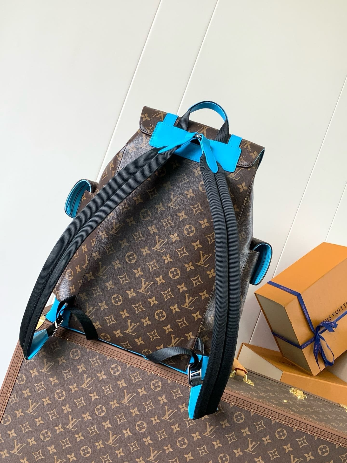 Louis Vuitton M12729 Christopher MM