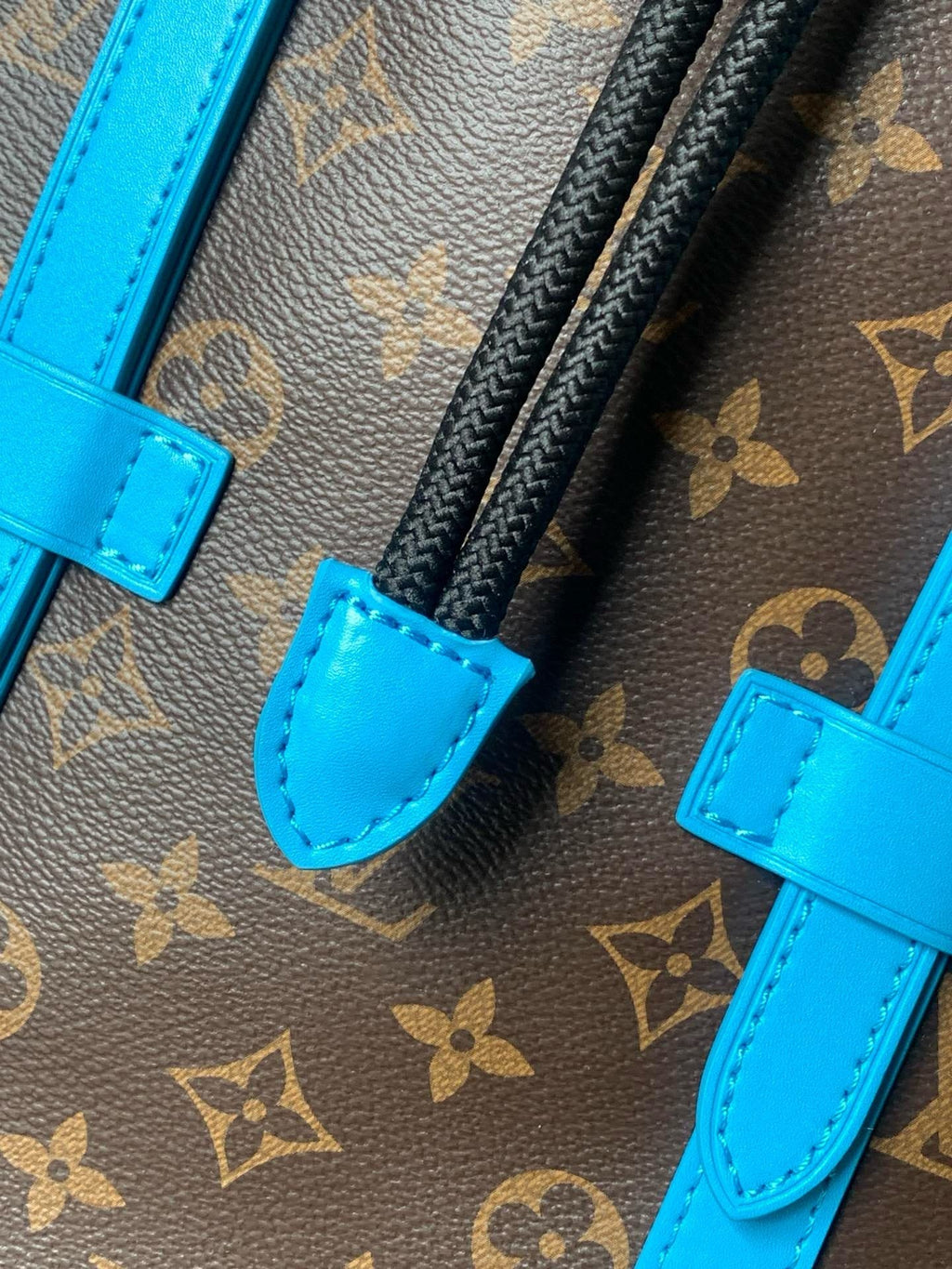 Louis Vuitton M12729 Christopher MM
