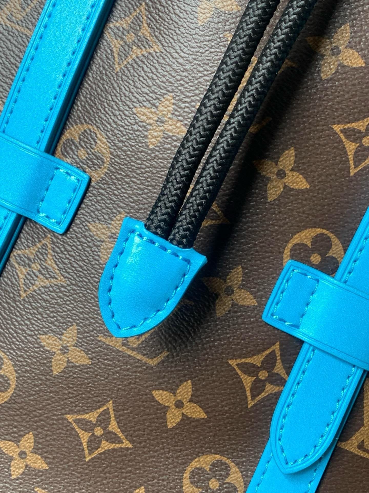 Louis Vuitton M12729 Christopher MM