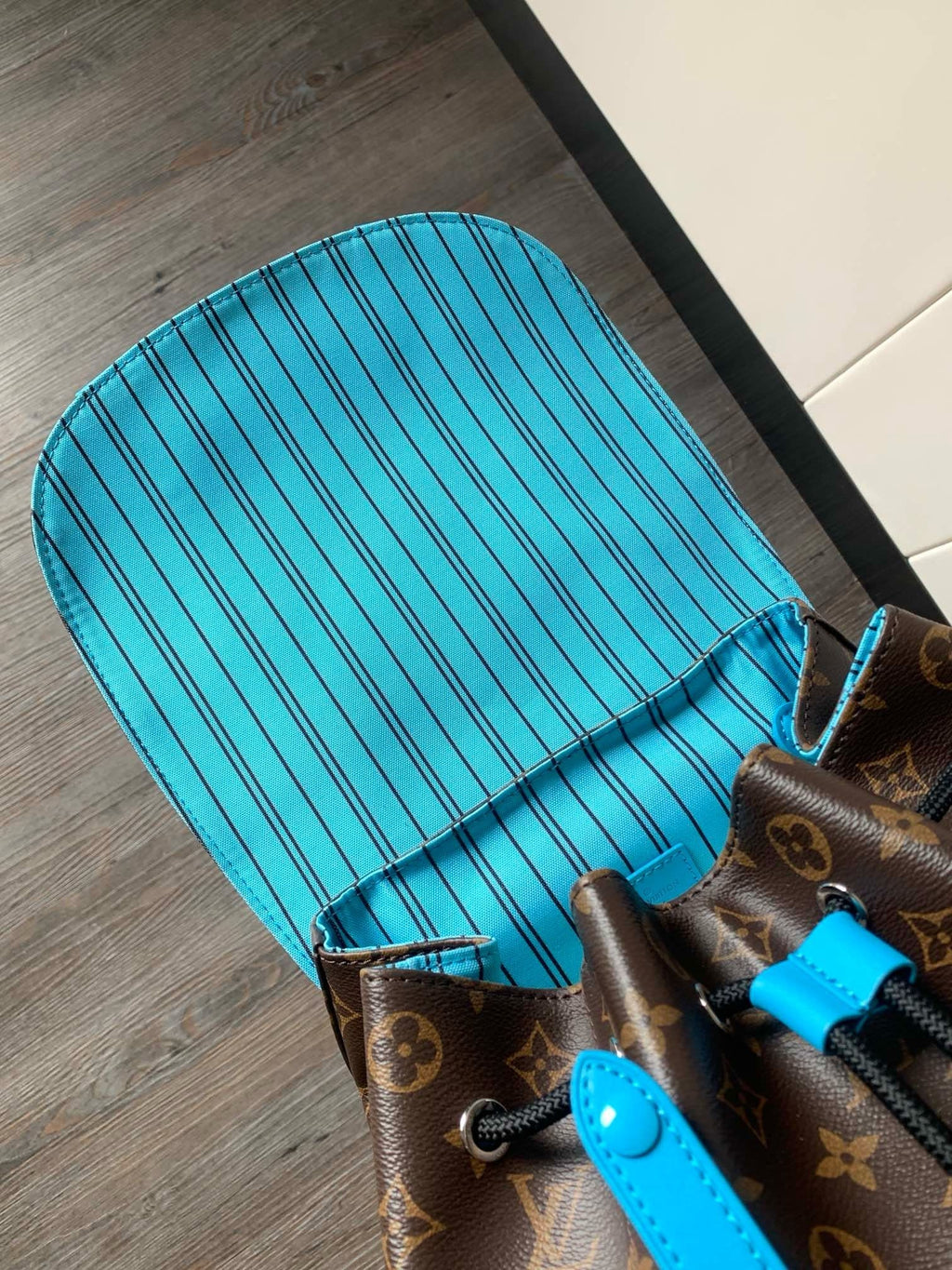 Louis Vuitton M12729 Christopher MM