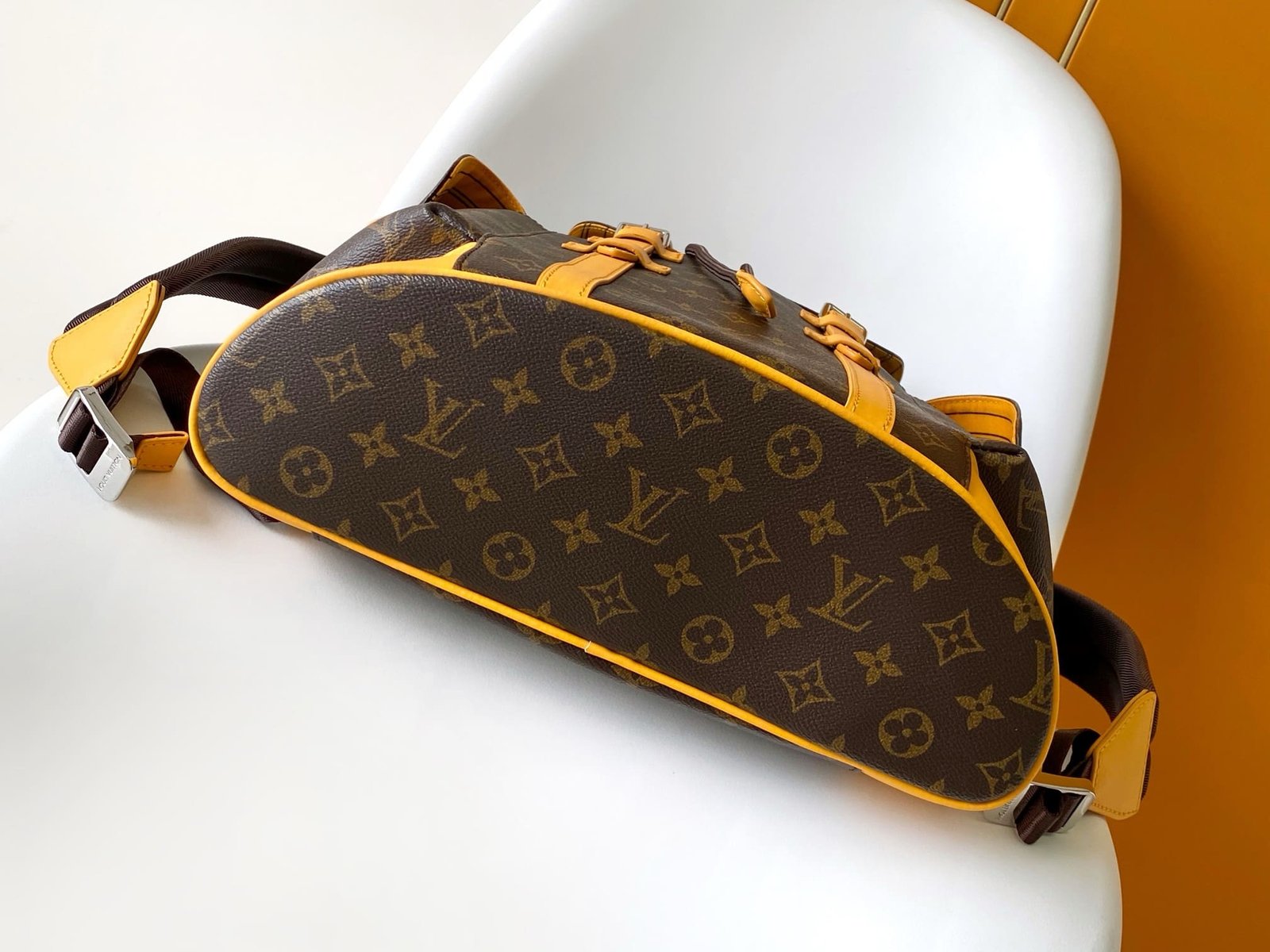 Louis Vuitton M13202 Christopher MM