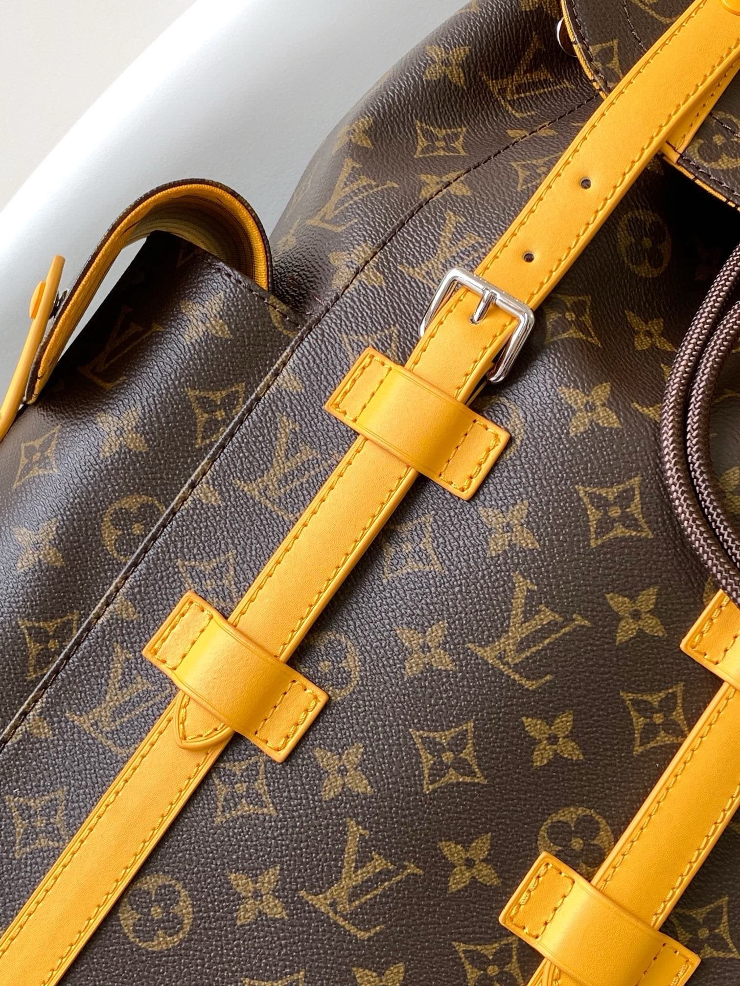 Louis Vuitton M13202 Christopher MM